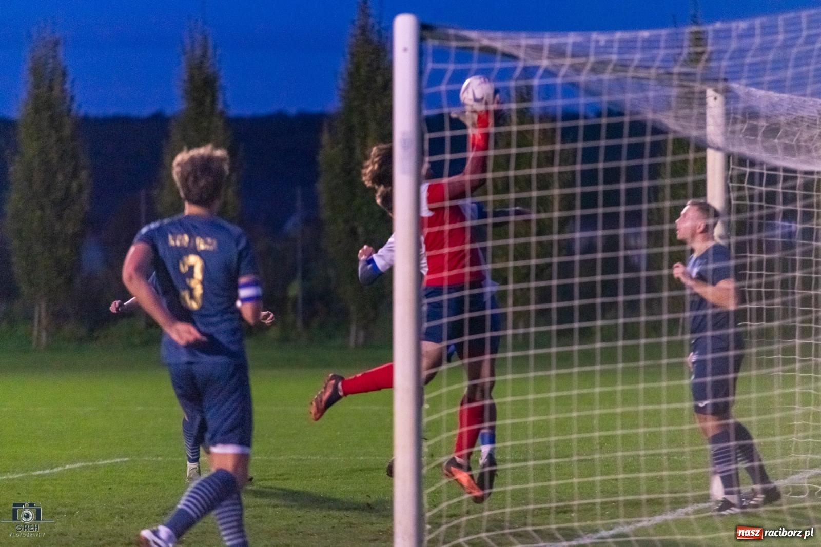 Zdjęcie w galerii na portalu naszraciborz.pl: Historyczny wieczór przy Srebrnej. Unia Racibórz triumfuje w świetle reflektorów [FOTO] wiadomości z regionu