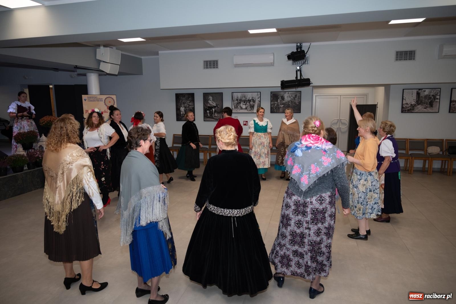 Zdjęcie w galerii na portalu naszraciborz.pl: Piyrwyj tak se tańcowało, że aż trzeszczało! Potańcówka wiejska w Tworkowie  wiadomości z regionu