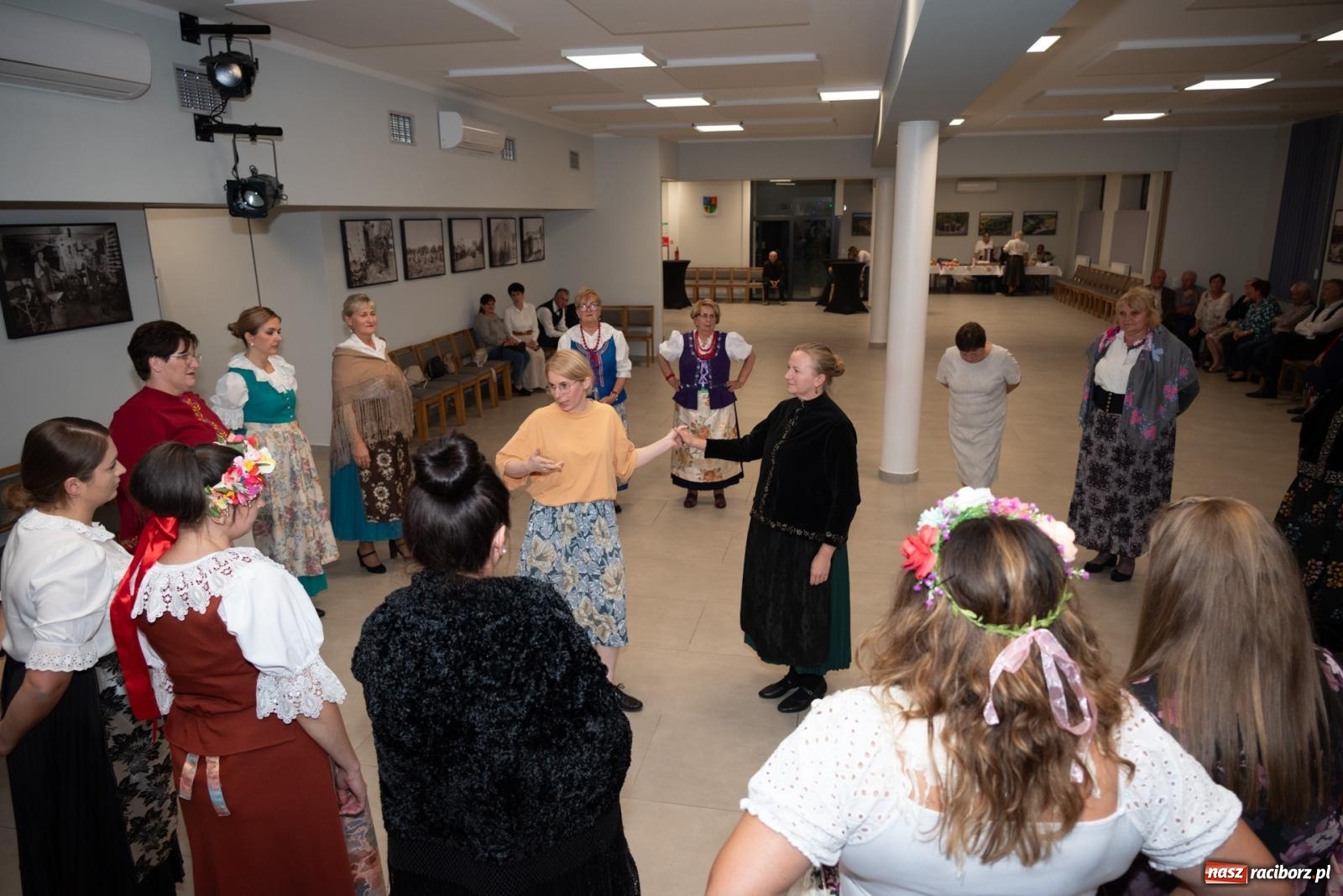 Zdjęcie w galerii na portalu naszraciborz.pl: Piyrwyj tak se tańcowało, że aż trzeszczało! Potańcówka wiejska w Tworkowie  wiadomości z regionu