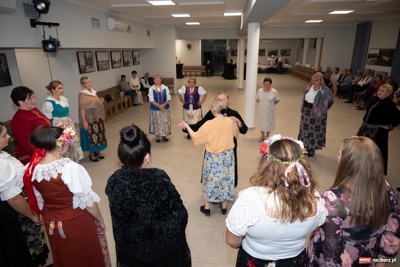 Zdjęcie w galerii na portalu naszraciborz.pl: Piyrwyj tak se tańcowało, że aż trzeszczało! Potańcówka wiejska w Tworkowie  wiadomości z regionu