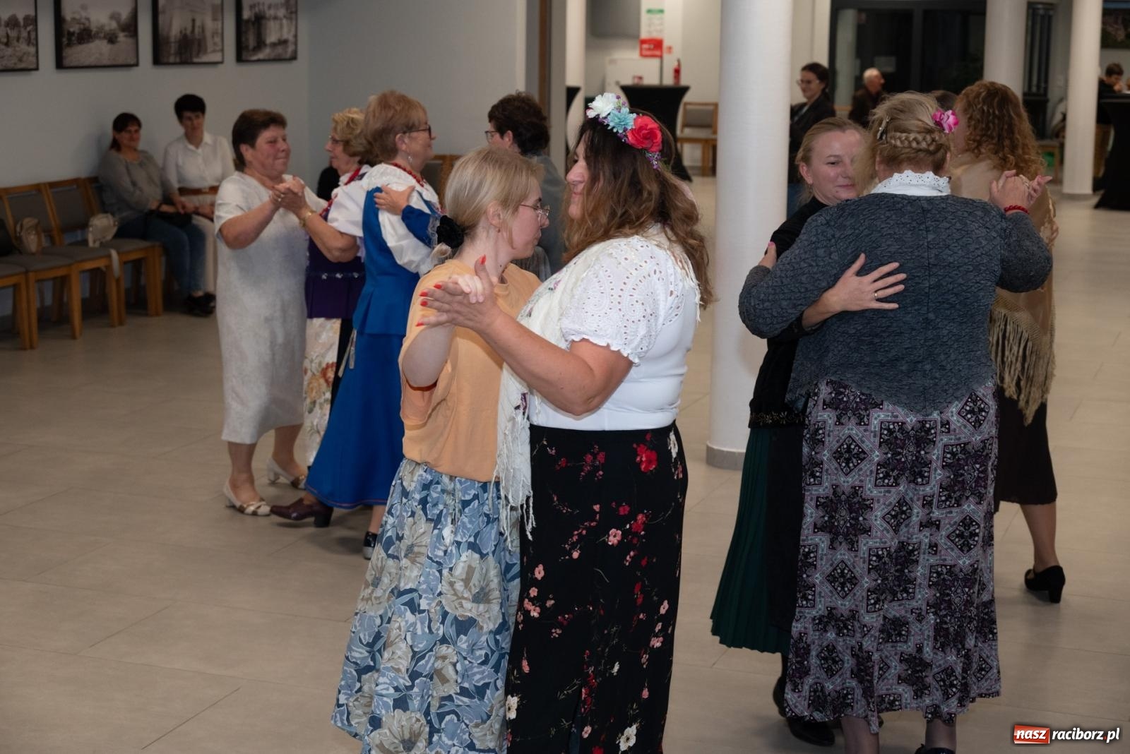 Zdjęcie w galerii na portalu naszraciborz.pl: Piyrwyj tak se tańcowało, że aż trzeszczało! Potańcówka wiejska w Tworkowie  wiadomości z regionu