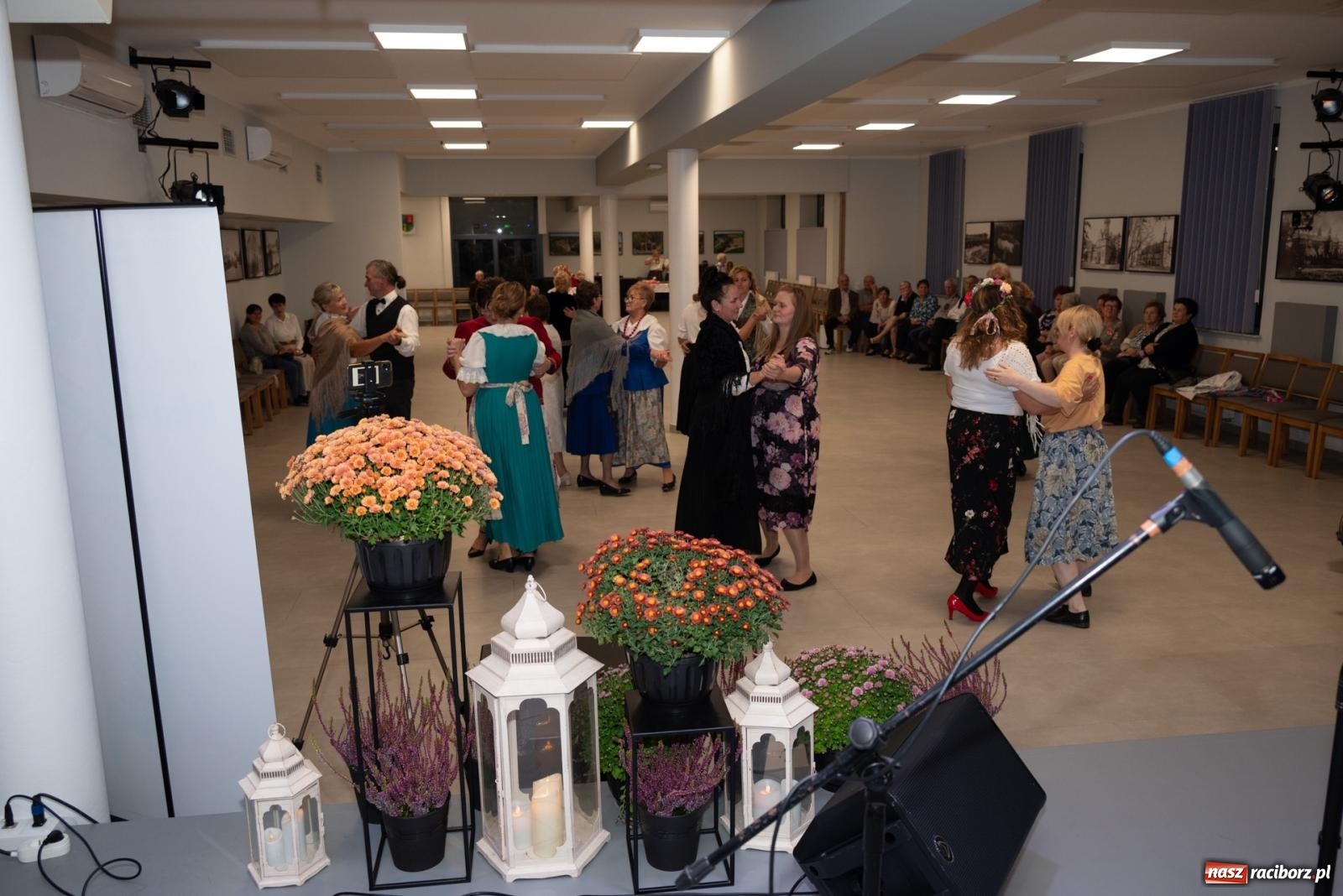 Zdjęcie w galerii na portalu naszraciborz.pl: Piyrwyj tak se tańcowało, że aż trzeszczało! Potańcówka wiejska w Tworkowie  wiadomości z regionu