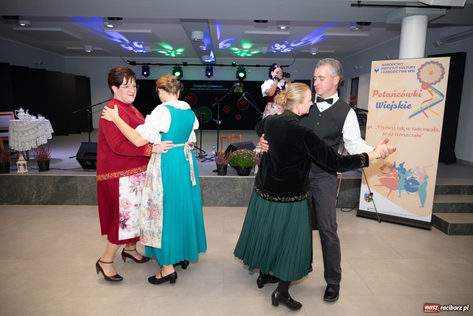 Zdjęcie w galerii na portalu naszraciborz.pl: Piyrwyj tak se tańcowało, że aż trzeszczało! Potańcówka wiejska w Tworkowie  wiadomości z regionu