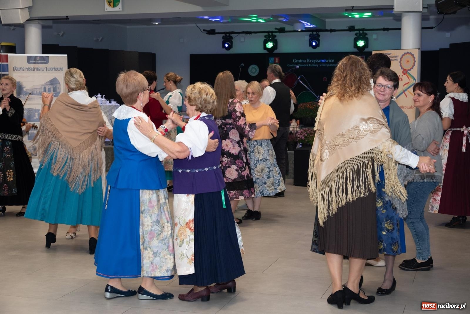 Zdjęcie w galerii na portalu naszraciborz.pl: Piyrwyj tak se tańcowało, że aż trzeszczało! Potańcówka wiejska w Tworkowie  wiadomości z regionu