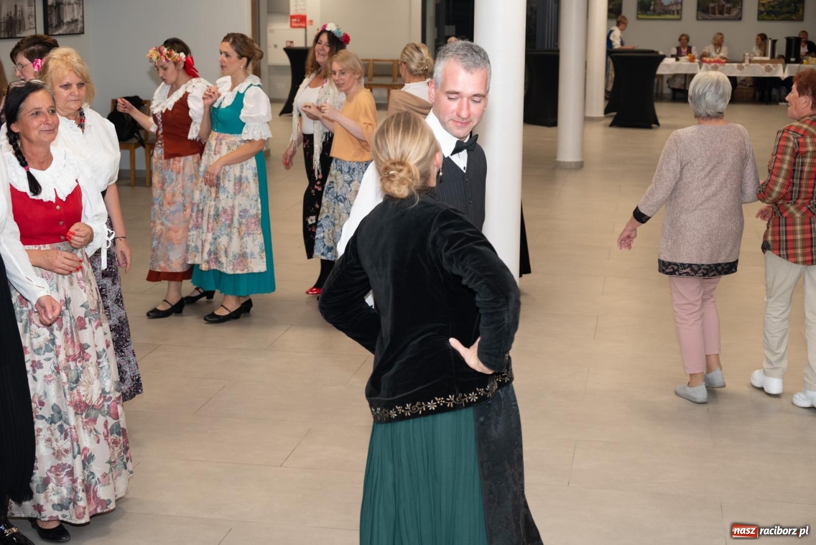 Zdjęcie w galerii na portalu naszraciborz.pl: Piyrwyj tak se tańcowało, że aż trzeszczało! Potańcówka wiejska w Tworkowie  wiadomości z regionu