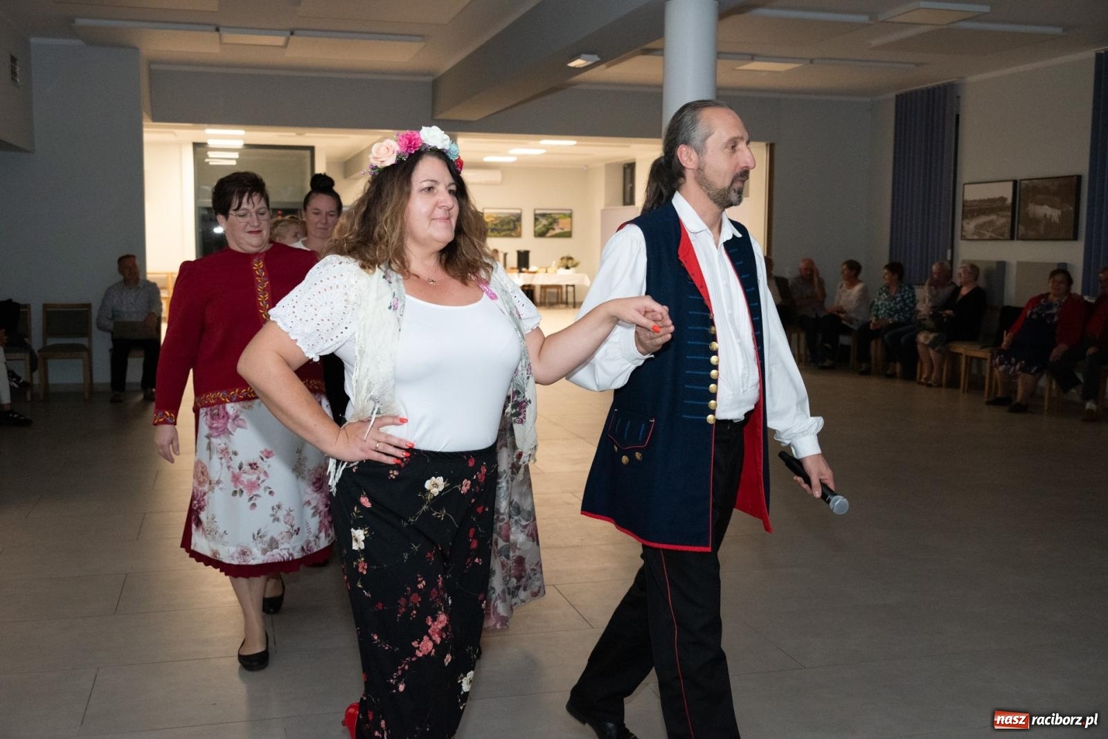 Zdjęcie w galerii na portalu naszraciborz.pl: Piyrwyj tak se tańcowało, że aż trzeszczało! Potańcówka wiejska w Tworkowie  wiadomości z regionu