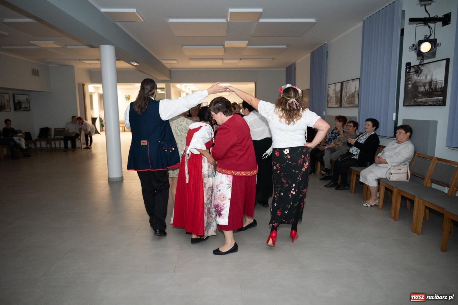 Zdjęcie w galerii na portalu naszraciborz.pl: Piyrwyj tak se tańcowało, że aż trzeszczało! Potańcówka wiejska w Tworkowie  wiadomości z regionu