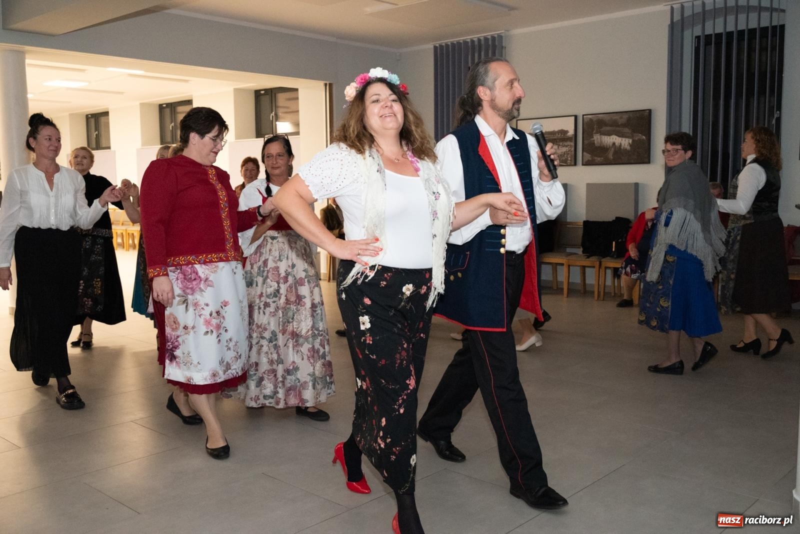 Zdjęcie w galerii na portalu naszraciborz.pl: Piyrwyj tak se tańcowało, że aż trzeszczało! Potańcówka wiejska w Tworkowie  wiadomości z regionu