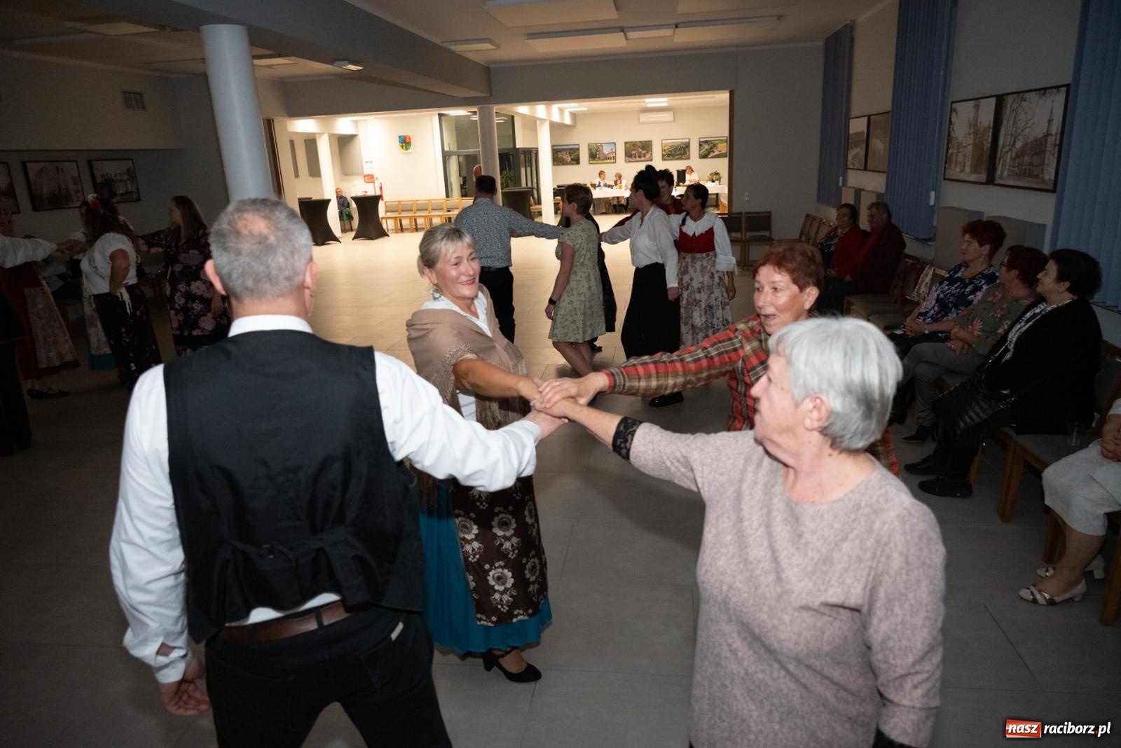 Zdjęcie w galerii na portalu naszraciborz.pl: Piyrwyj tak se tańcowało, że aż trzeszczało! Potańcówka wiejska w Tworkowie  wiadomości z regionu