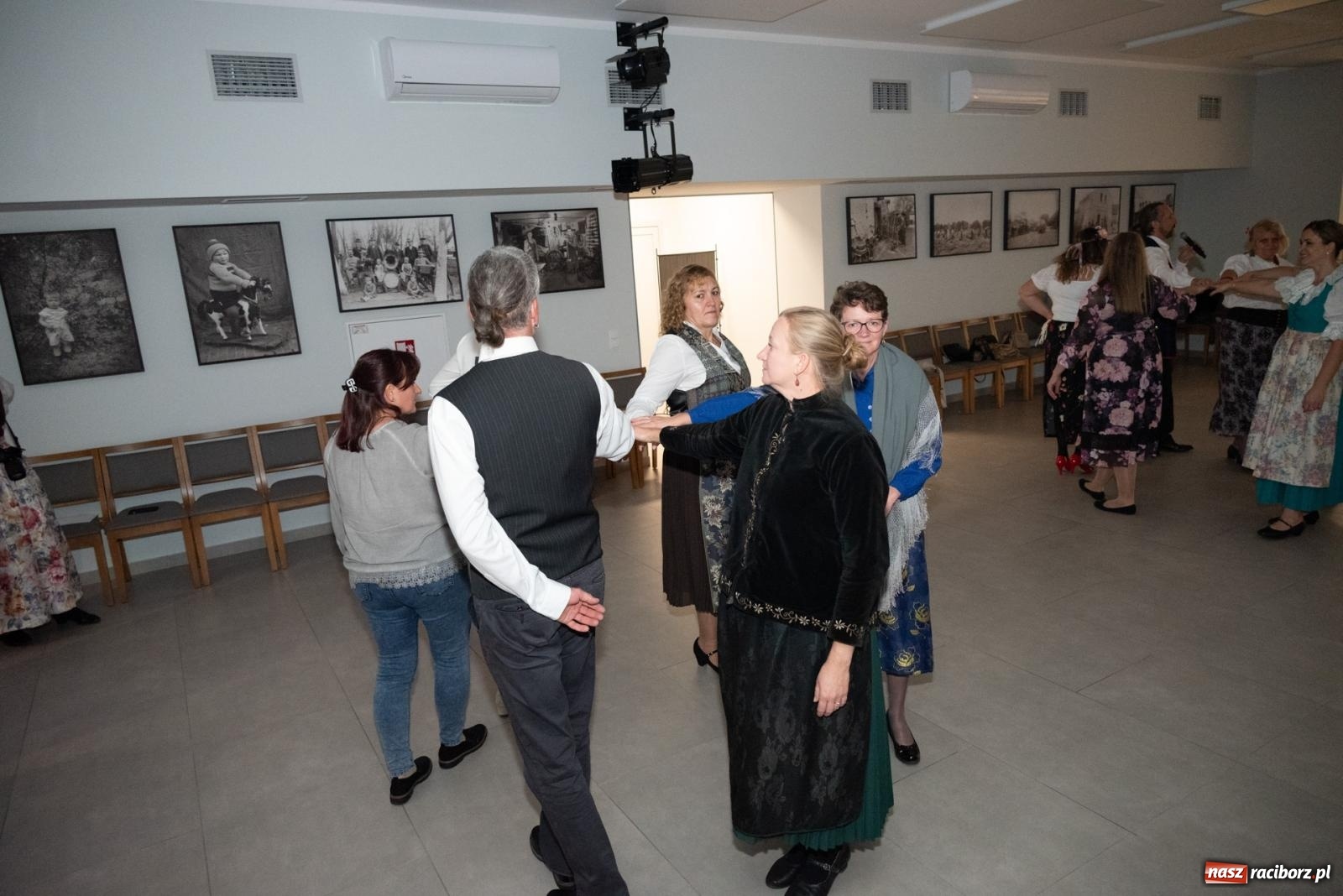 Zdjęcie w galerii na portalu naszraciborz.pl: Piyrwyj tak se tańcowało, że aż trzeszczało! Potańcówka wiejska w Tworkowie  wiadomości z regionu