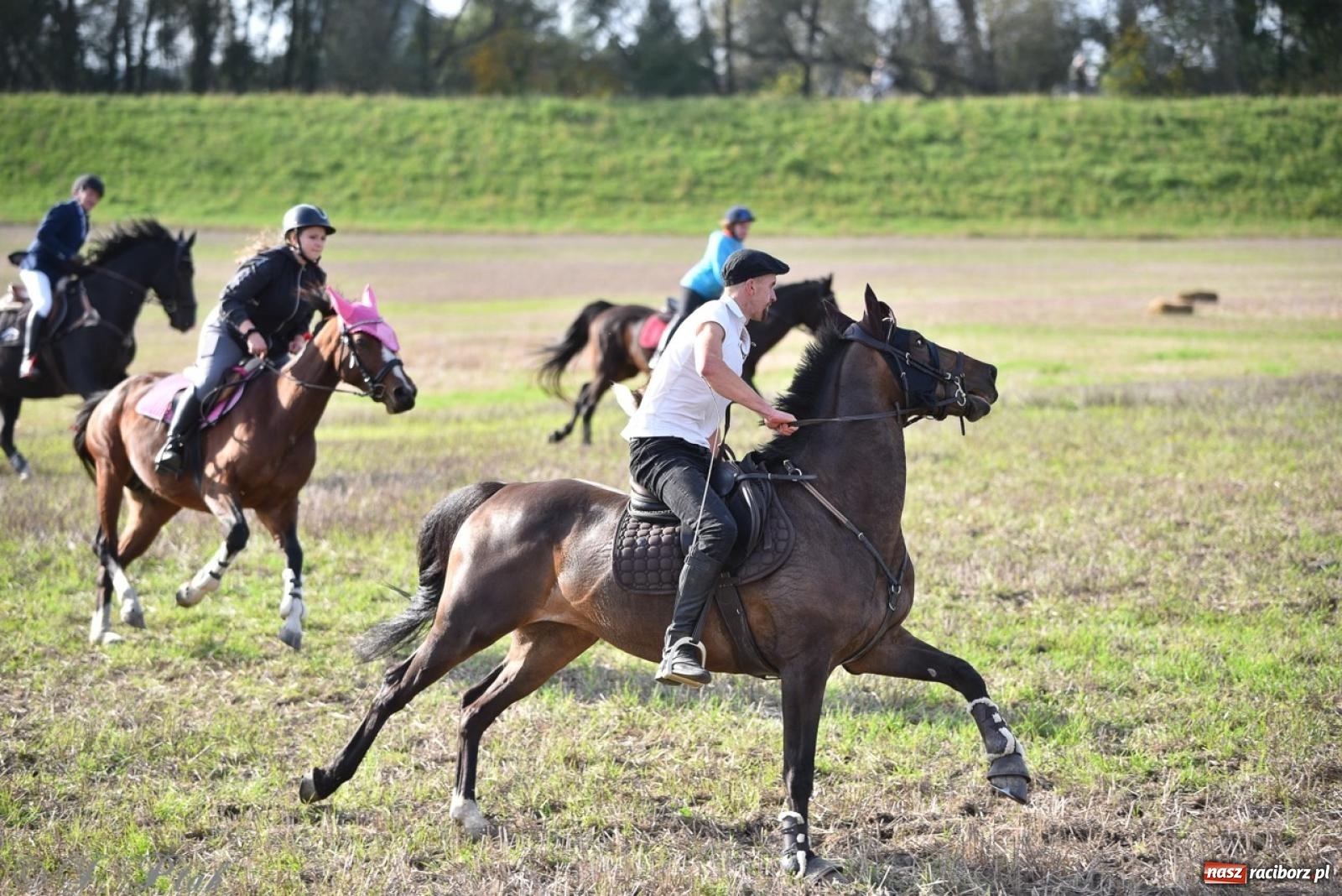Zdjęcie w galerii na portalu naszraciborz.pl: Hubertus na Huzarskiej na bis – nie tylko tradycja, ale i pomoc dla Amelki [FOTO] wiadomości z regionu