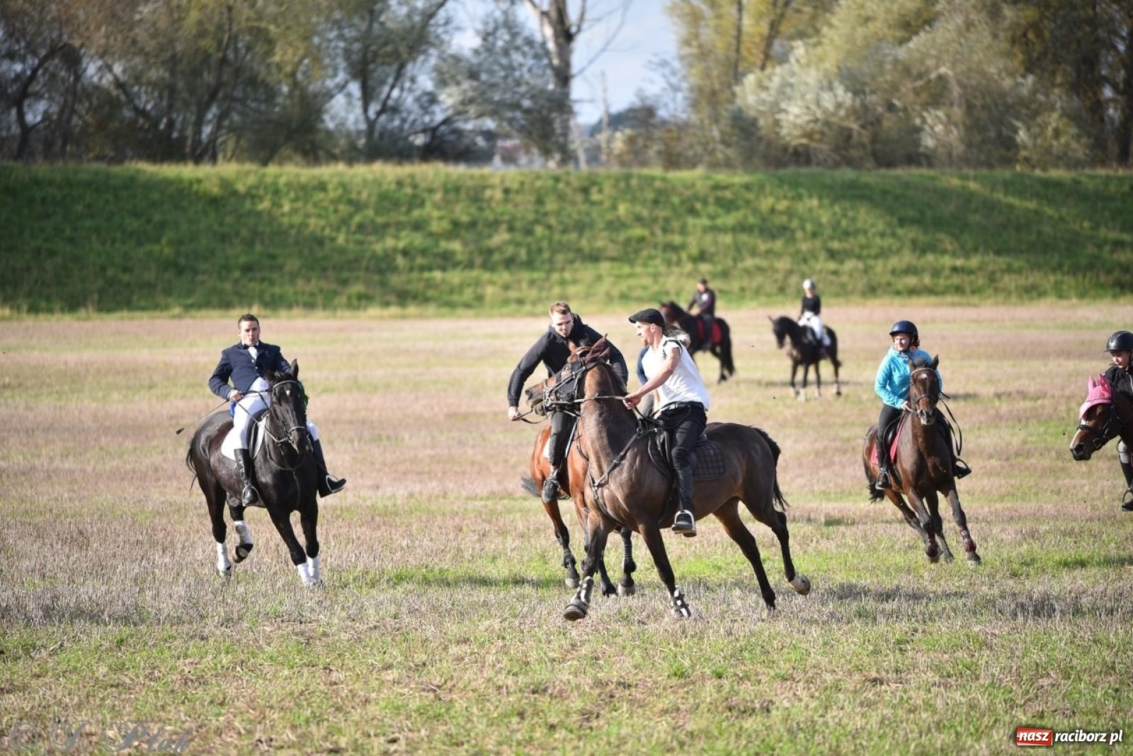 Zdjęcie w galerii na portalu naszraciborz.pl: Hubertus na Huzarskiej na bis – nie tylko tradycja, ale i pomoc dla Amelki [FOTO] wiadomości z regionu