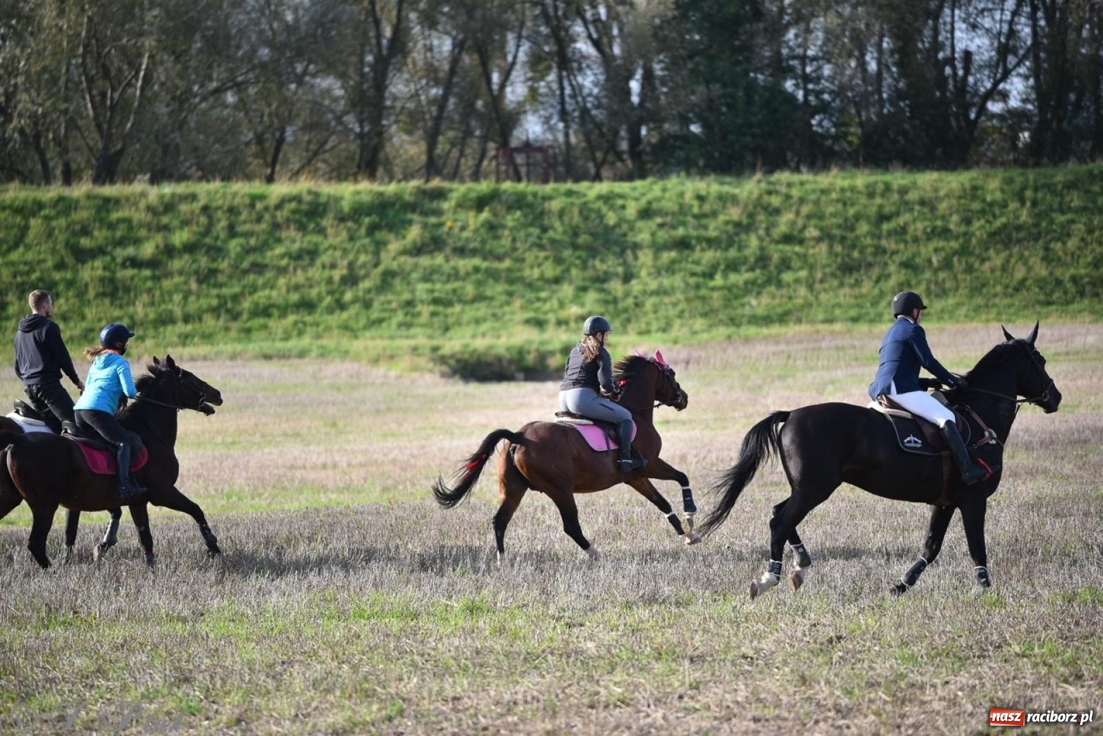 Zdjęcie w galerii na portalu naszraciborz.pl: Hubertus na Huzarskiej na bis – nie tylko tradycja, ale i pomoc dla Amelki [FOTO] wiadomości z regionu