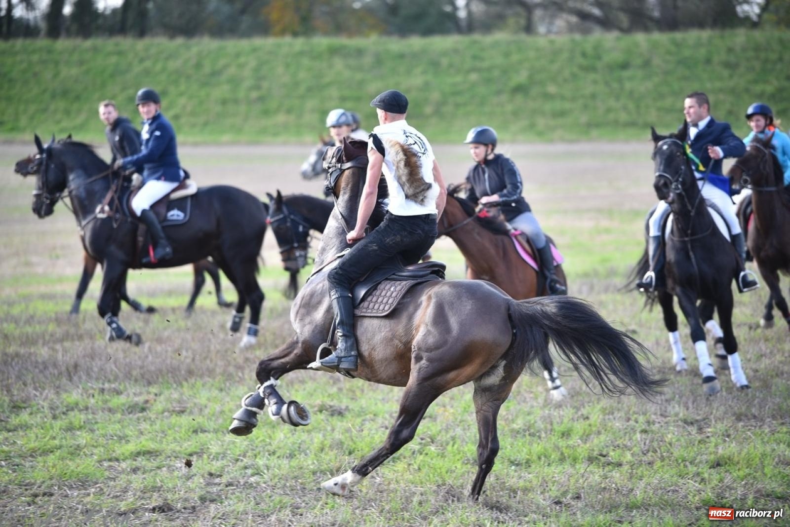 Zdjęcie w galerii na portalu naszraciborz.pl: Hubertus na Huzarskiej na bis – nie tylko tradycja, ale i pomoc dla Amelki [FOTO] wiadomości z regionu