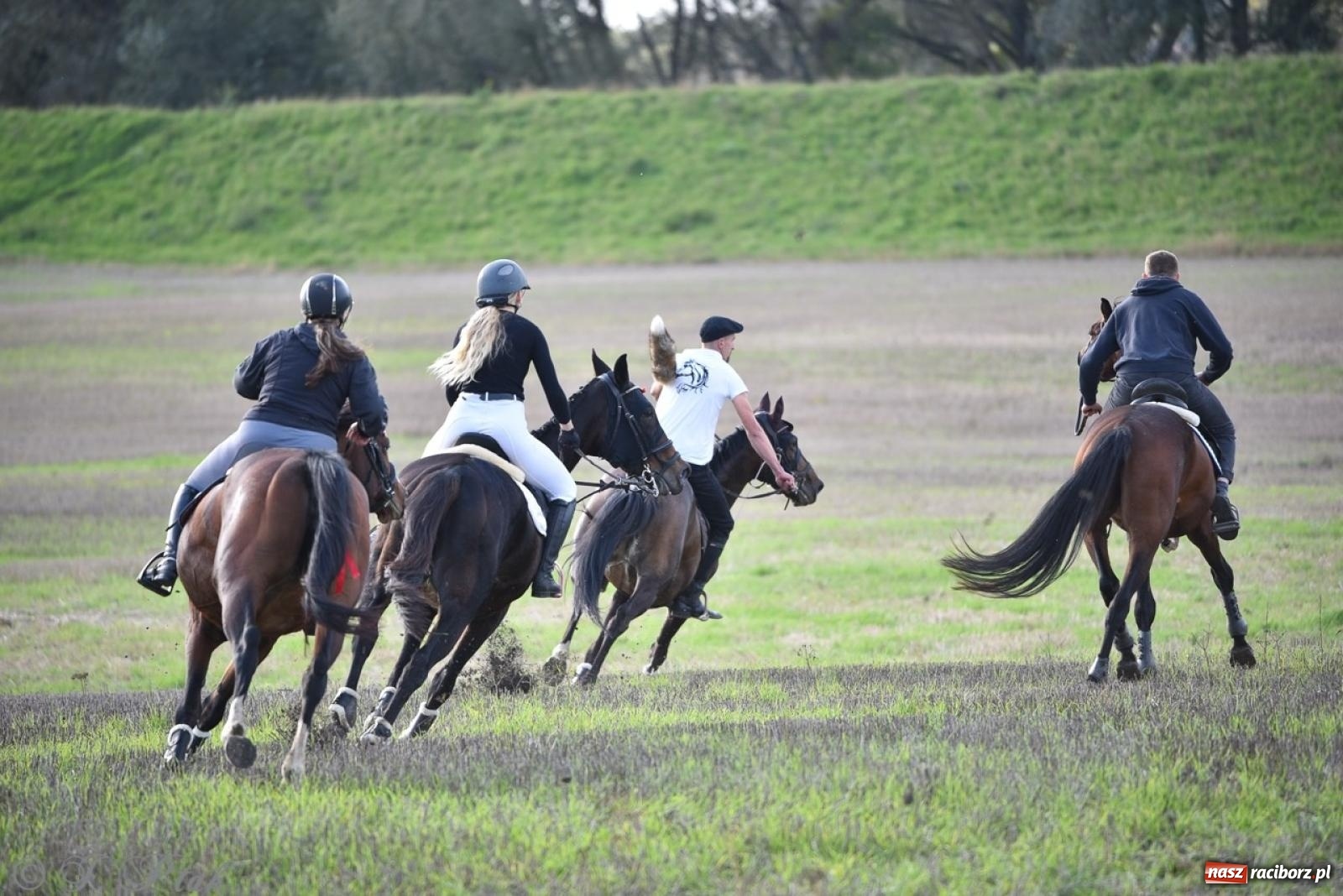 Zdjęcie w galerii na portalu naszraciborz.pl: Hubertus na Huzarskiej na bis – nie tylko tradycja, ale i pomoc dla Amelki [FOTO] wiadomości z regionu