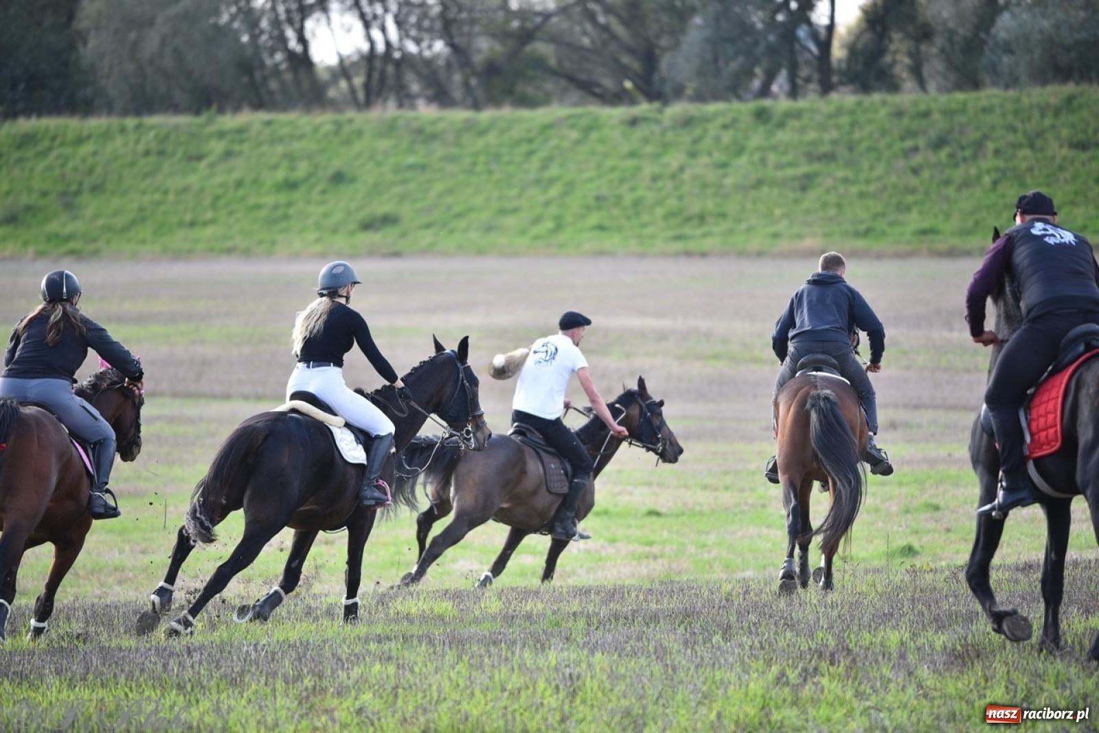 Zdjęcie w galerii na portalu naszraciborz.pl: Hubertus na Huzarskiej na bis – nie tylko tradycja, ale i pomoc dla Amelki [FOTO] wiadomości z regionu