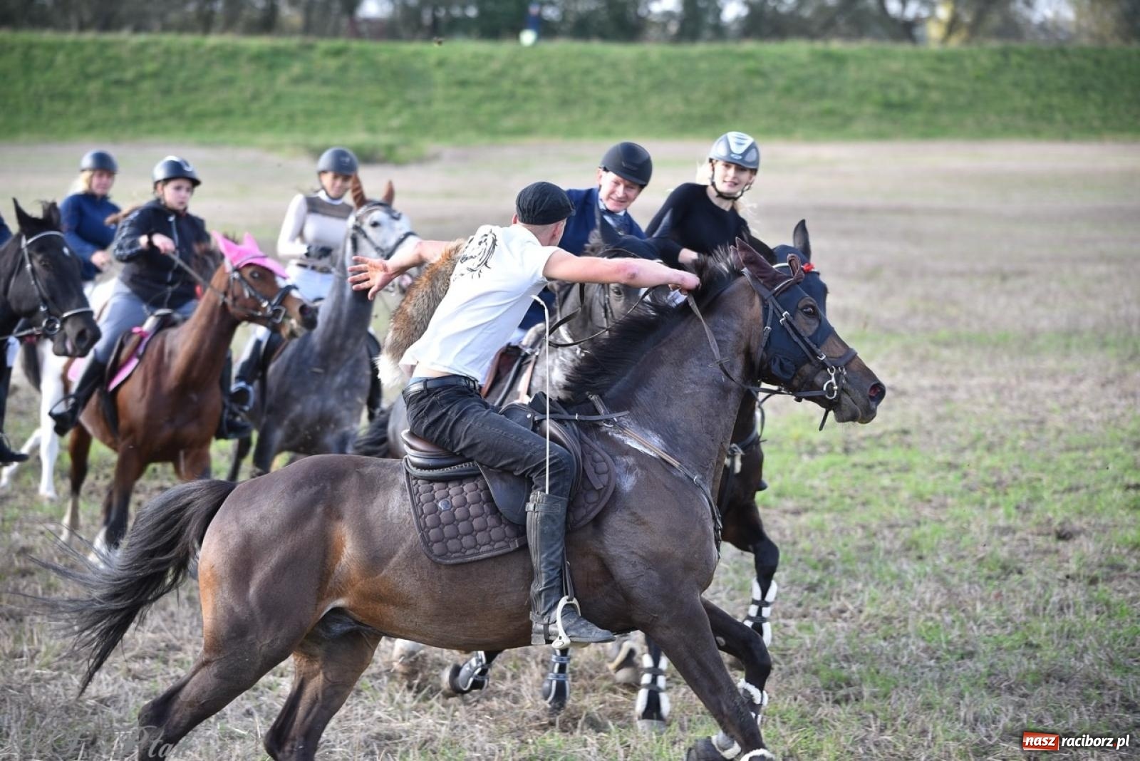 Zdjęcie w galerii na portalu naszraciborz.pl: Hubertus na Huzarskiej na bis – nie tylko tradycja, ale i pomoc dla Amelki [FOTO] wiadomości z regionu