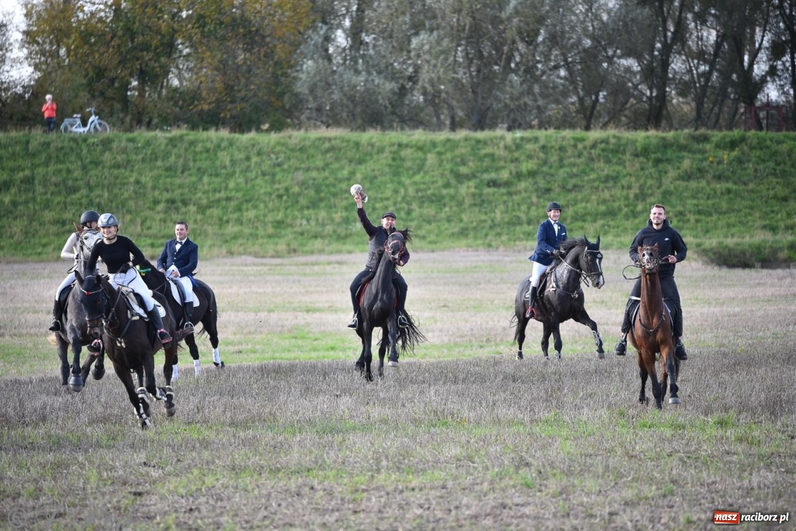 Zdjęcie w galerii na portalu naszraciborz.pl: Hubertus na Huzarskiej na bis – nie tylko tradycja, ale i pomoc dla Amelki [FOTO] wiadomości z regionu