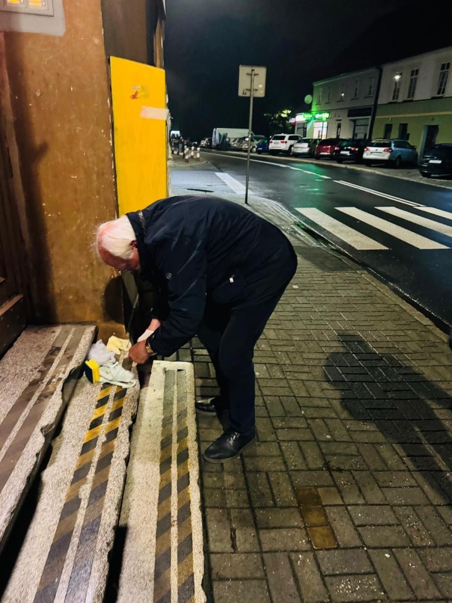 Zdjęcie w galerii na portalu naszraciborz.pl: Gość starostwa oddał hołd ofiarom Holocaustu z Raciborza wiadomości z regionu