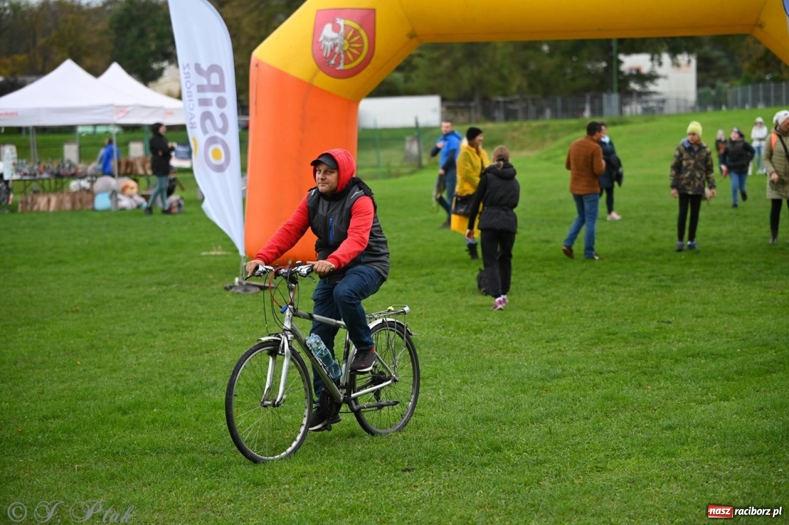 Zdjęcie w galerii na portalu naszraciborz.pl: Niedzielny dogtrekking. Bieg i spacer z psami wsparciem dla zwierząt OTOZ Animals wiadomości z regionu
