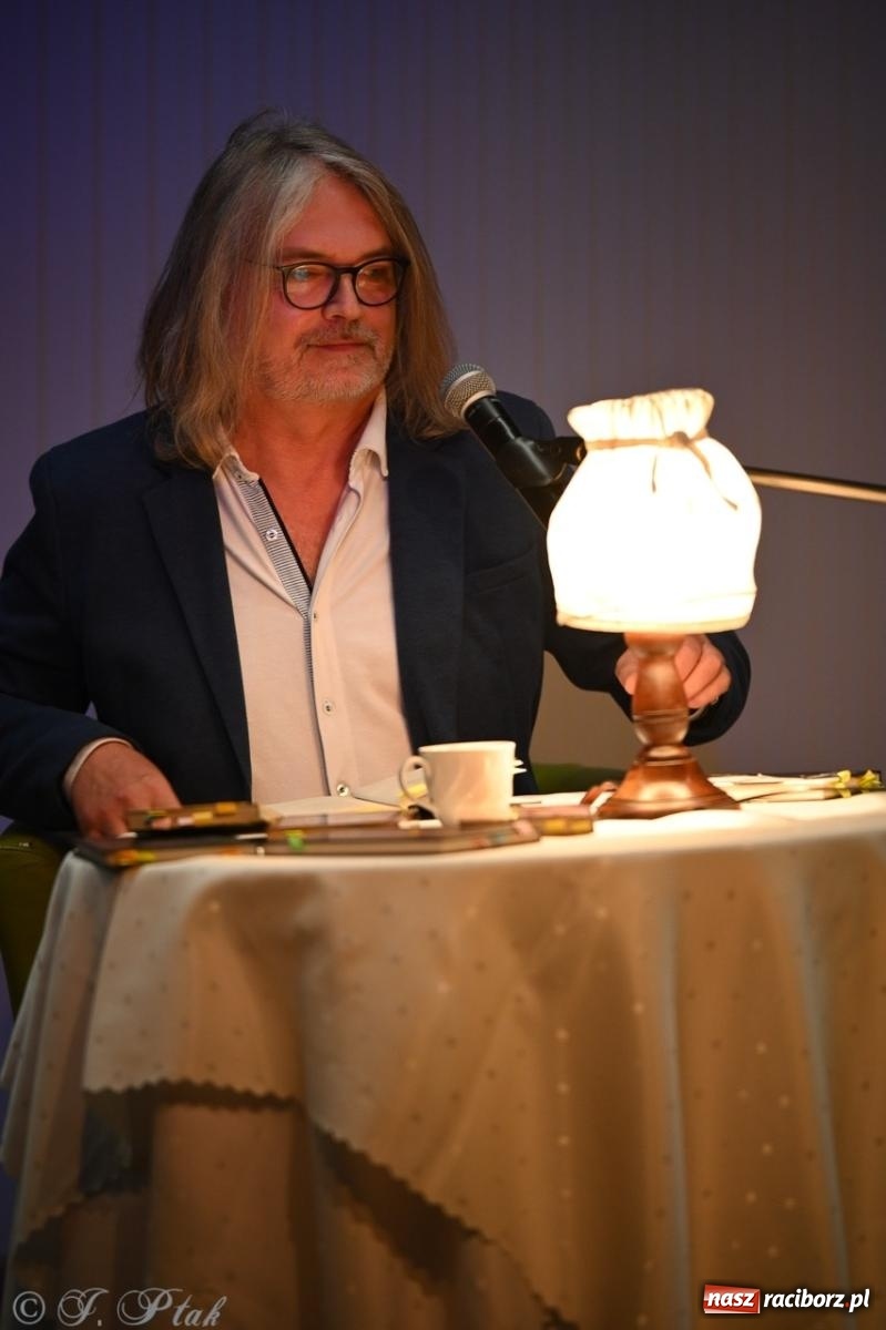 Zdjęcie w galerii na portalu naszraciborz.pl: Wieczór poezji i muzyki w Zamku Piastowskim w Raciborzu. Krzysztof Cezary Buszman i Perspektywa Okolicy wiadomości z regionu