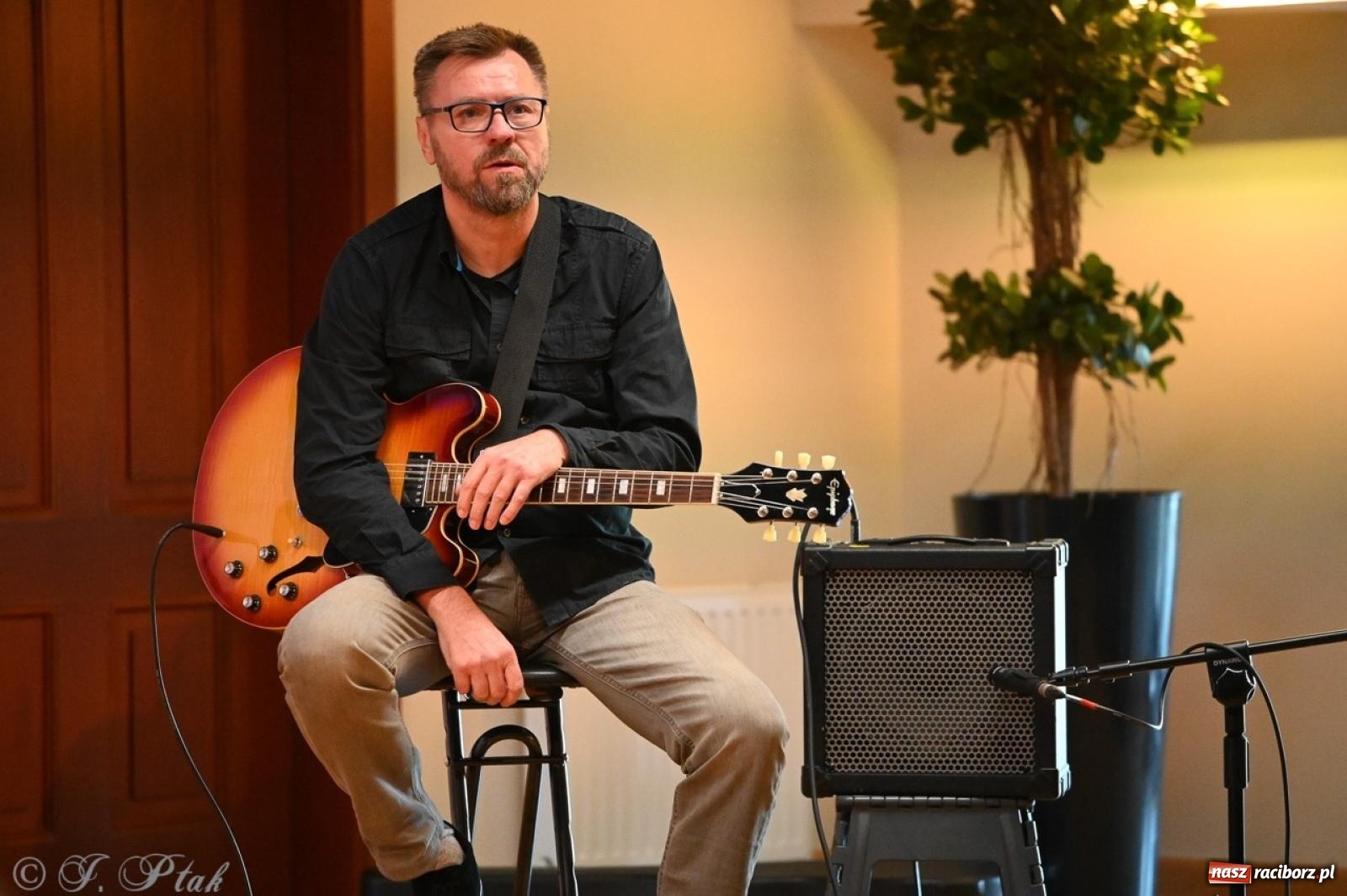 Zdjęcie w galerii na portalu naszraciborz.pl: Wieczór poezji i muzyki w Zamku Piastowskim w Raciborzu. Krzysztof Cezary Buszman i Perspektywa Okolicy wiadomości z regionu