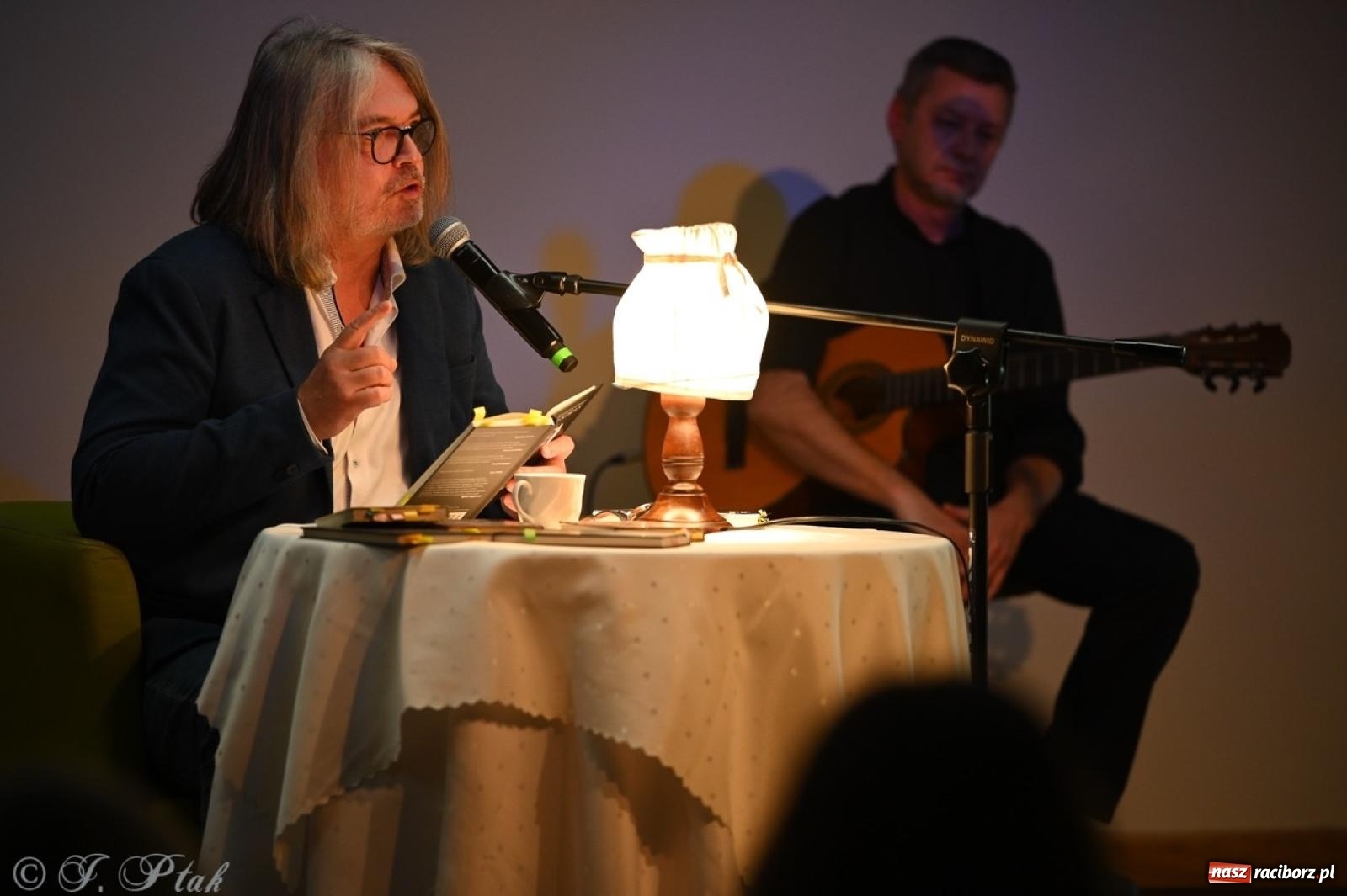 Zdjęcie w galerii na portalu naszraciborz.pl: Wieczór poezji i muzyki w Zamku Piastowskim w Raciborzu. Krzysztof Cezary Buszman i Perspektywa Okolicy wiadomości z regionu