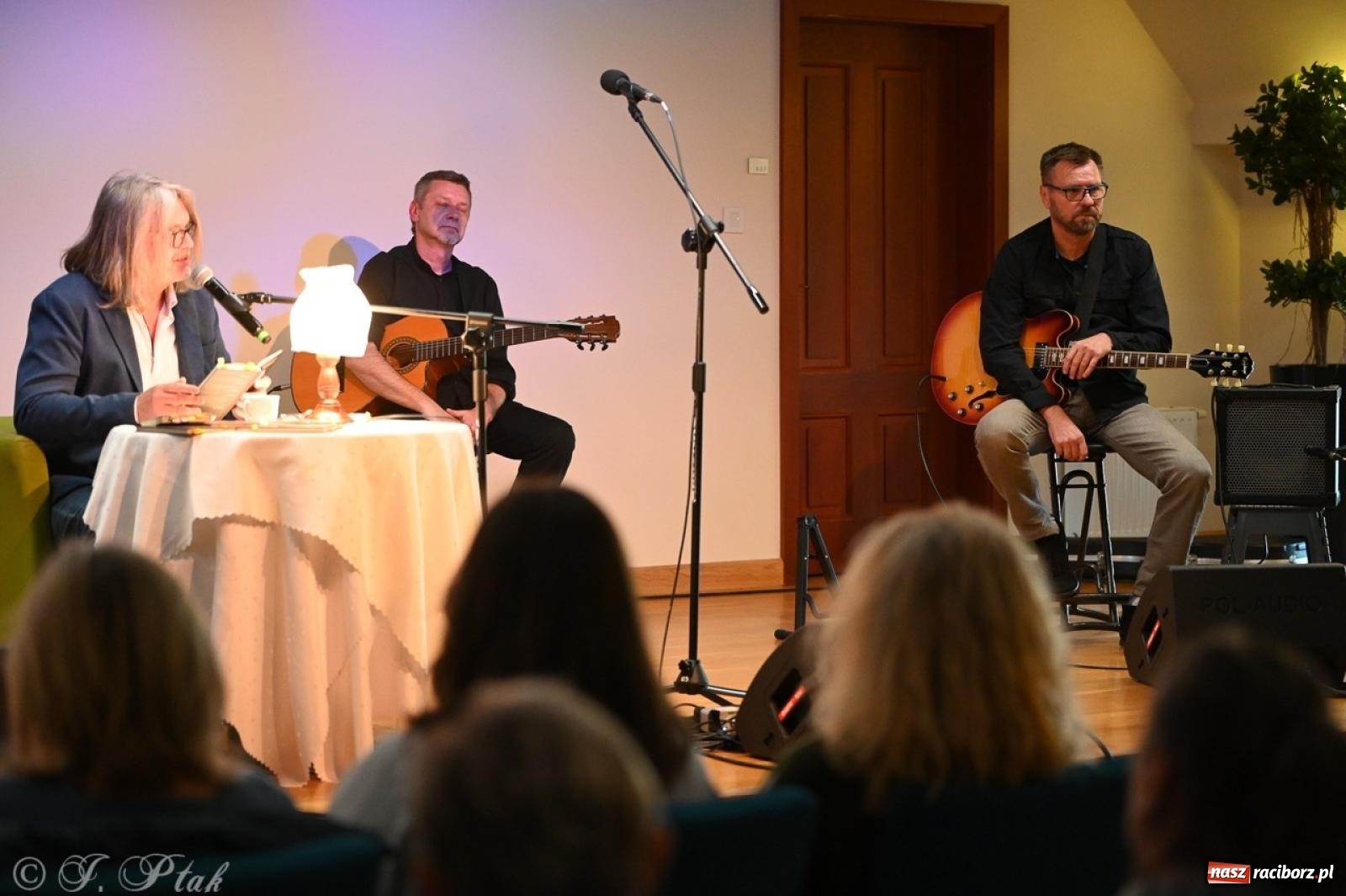Zdjęcie w galerii na portalu naszraciborz.pl: Wieczór poezji i muzyki w Zamku Piastowskim w Raciborzu. Krzysztof Cezary Buszman i Perspektywa Okolicy wiadomości z regionu