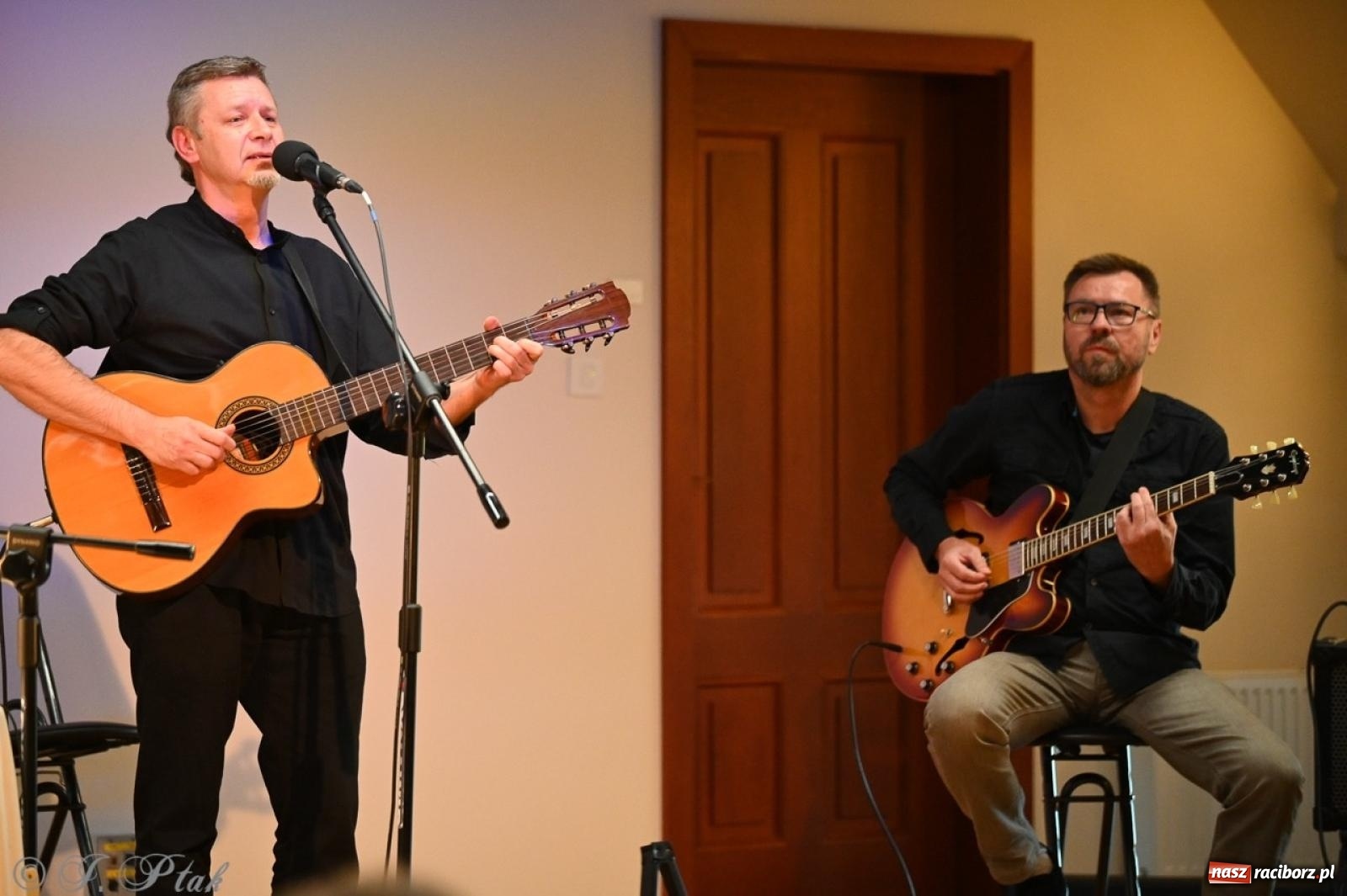 Zdjęcie w galerii na portalu naszraciborz.pl: Wieczór poezji i muzyki w Zamku Piastowskim w Raciborzu. Krzysztof Cezary Buszman i Perspektywa Okolicy wiadomości z regionu