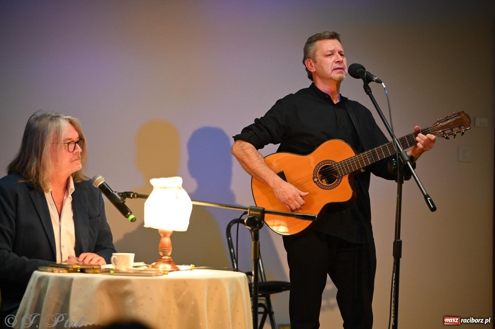 Zdjęcie w galerii na portalu naszraciborz.pl: Wieczór poezji i muzyki w Zamku Piastowskim w Raciborzu. Krzysztof Cezary Buszman i Perspektywa Okolicy wiadomości z regionu