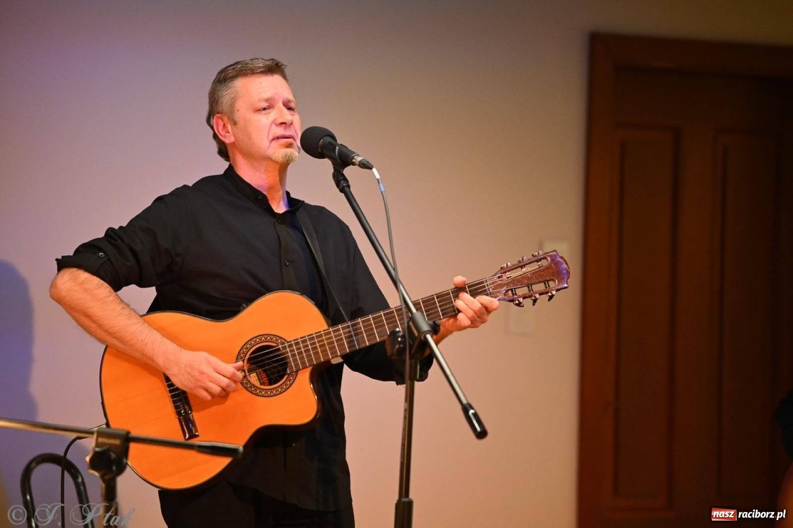 Zdjęcie w galerii na portalu naszraciborz.pl: Wieczór poezji i muzyki w Zamku Piastowskim w Raciborzu. Krzysztof Cezary Buszman i Perspektywa Okolicy wiadomości z regionu