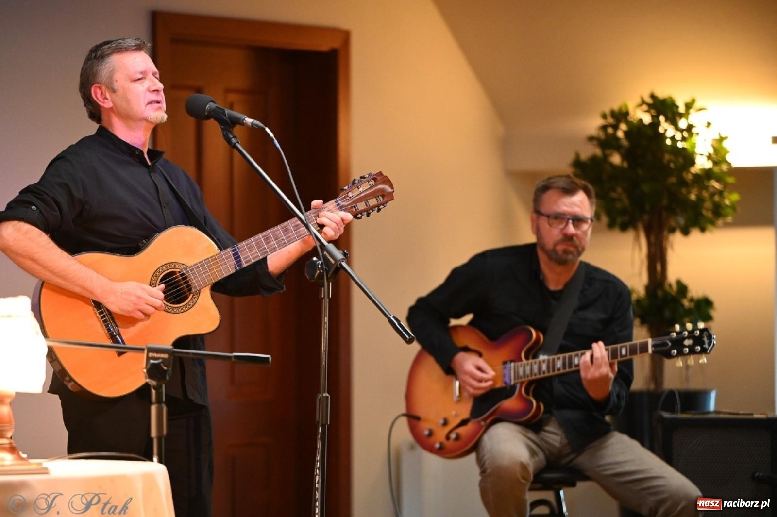 Zdjęcie w galerii na portalu naszraciborz.pl: Wieczór poezji i muzyki w Zamku Piastowskim w Raciborzu. Krzysztof Cezary Buszman i Perspektywa Okolicy wiadomości z regionu