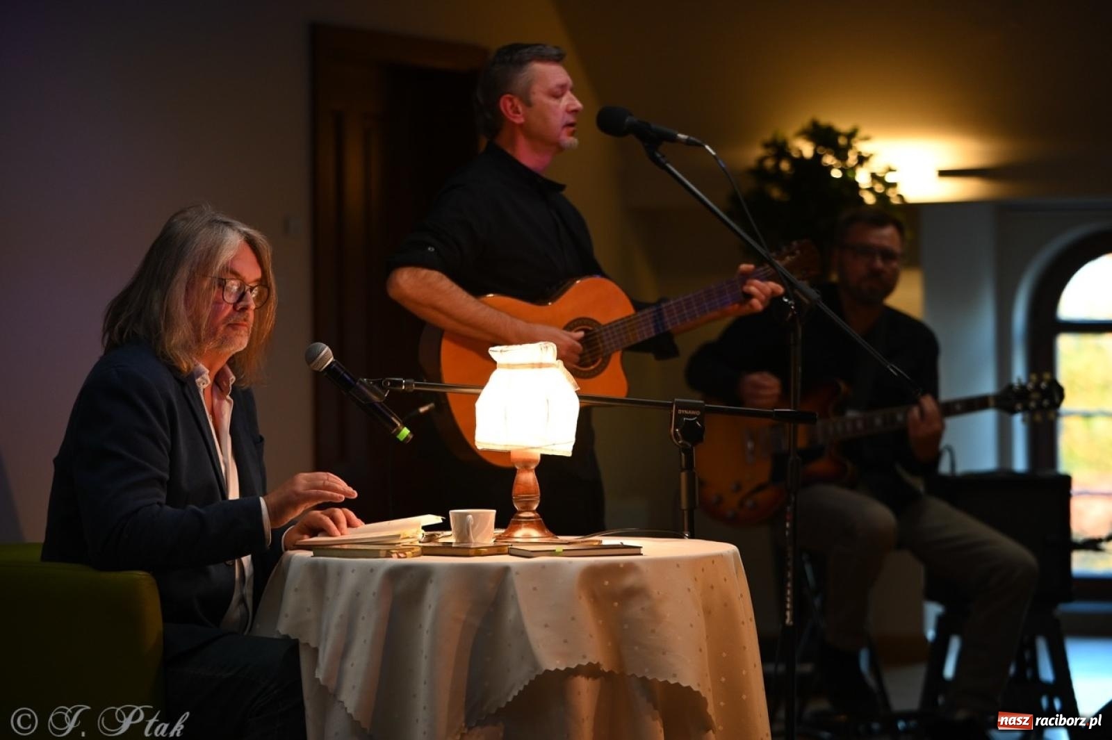 Zdjęcie w galerii na portalu naszraciborz.pl: Wieczór poezji i muzyki w Zamku Piastowskim w Raciborzu. Krzysztof Cezary Buszman i Perspektywa Okolicy wiadomości z regionu