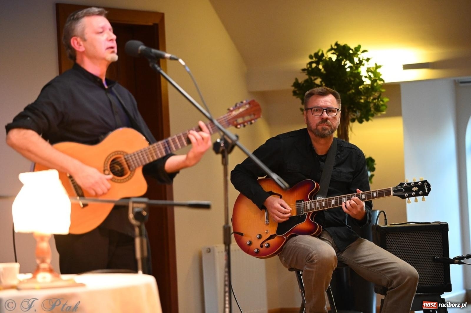 Zdjęcie w galerii na portalu naszraciborz.pl: Wieczór poezji i muzyki w Zamku Piastowskim w Raciborzu. Krzysztof Cezary Buszman i Perspektywa Okolicy wiadomości z regionu