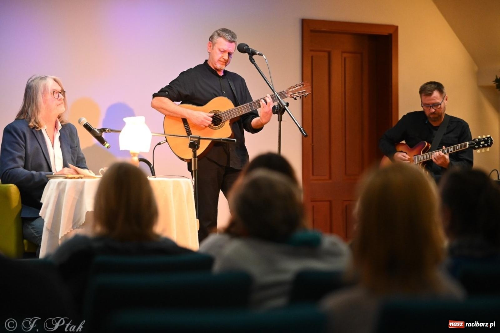Zdjęcie w galerii na portalu naszraciborz.pl: Wieczór poezji i muzyki w Zamku Piastowskim w Raciborzu. Krzysztof Cezary Buszman i Perspektywa Okolicy wiadomości z regionu
