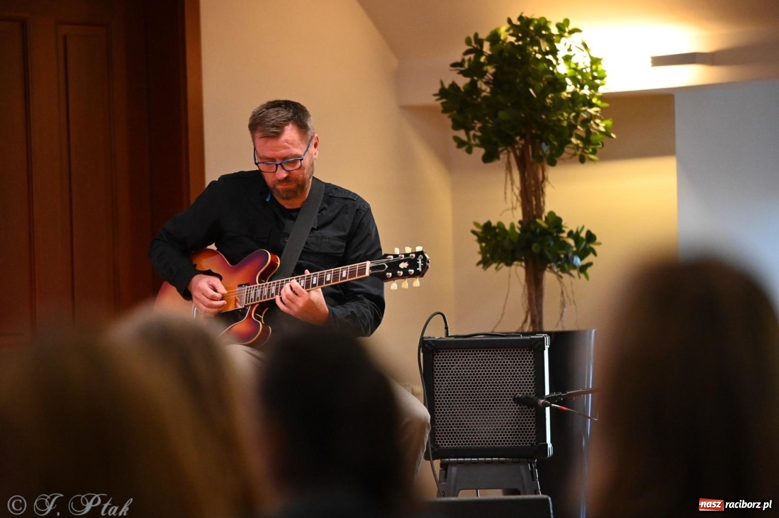 Zdjęcie w galerii na portalu naszraciborz.pl: Wieczór poezji i muzyki w Zamku Piastowskim w Raciborzu. Krzysztof Cezary Buszman i Perspektywa Okolicy wiadomości z regionu