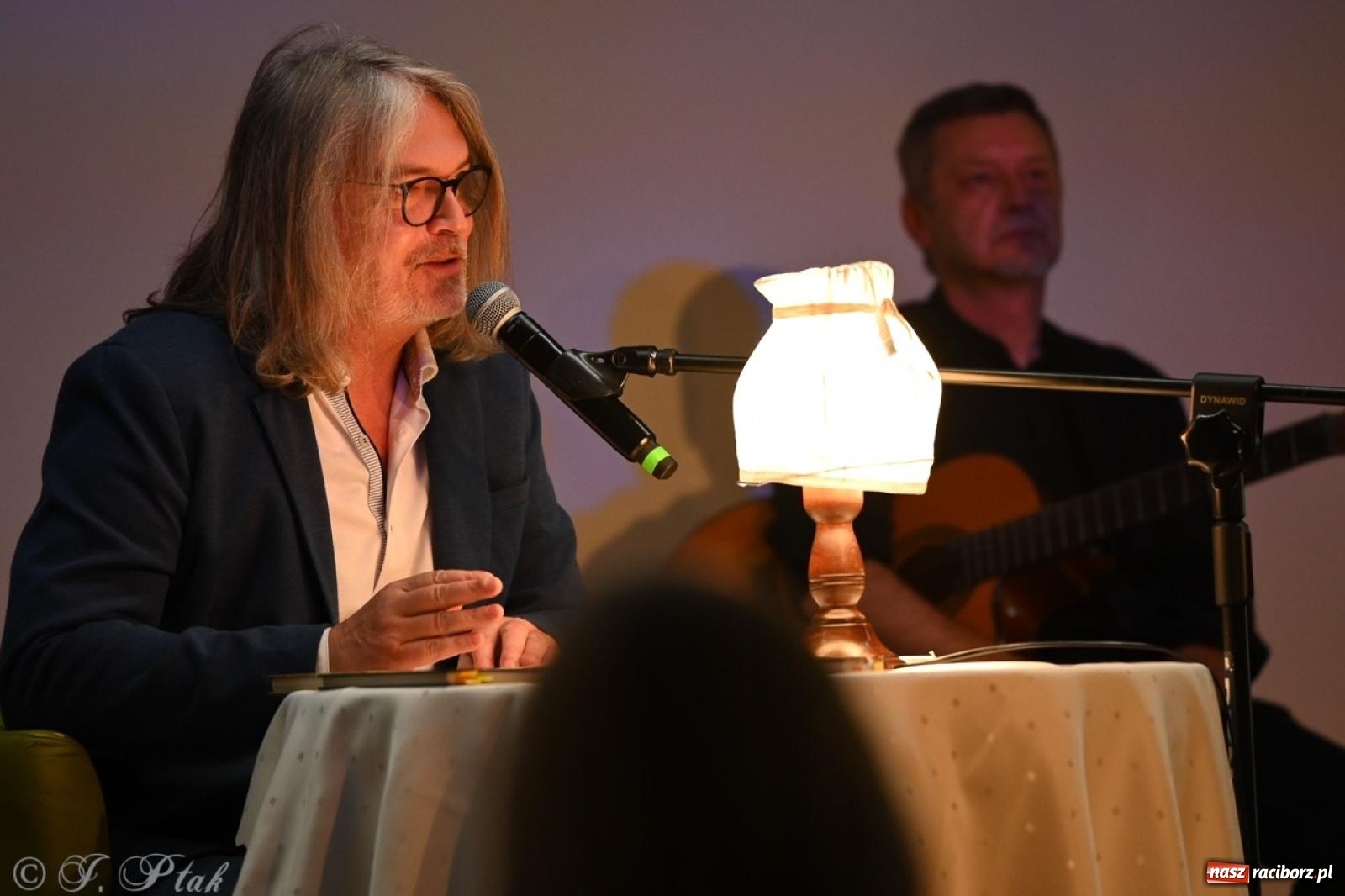 Zdjęcie w galerii na portalu naszraciborz.pl: Wieczór poezji i muzyki w Zamku Piastowskim w Raciborzu. Krzysztof Cezary Buszman i Perspektywa Okolicy wiadomości z regionu