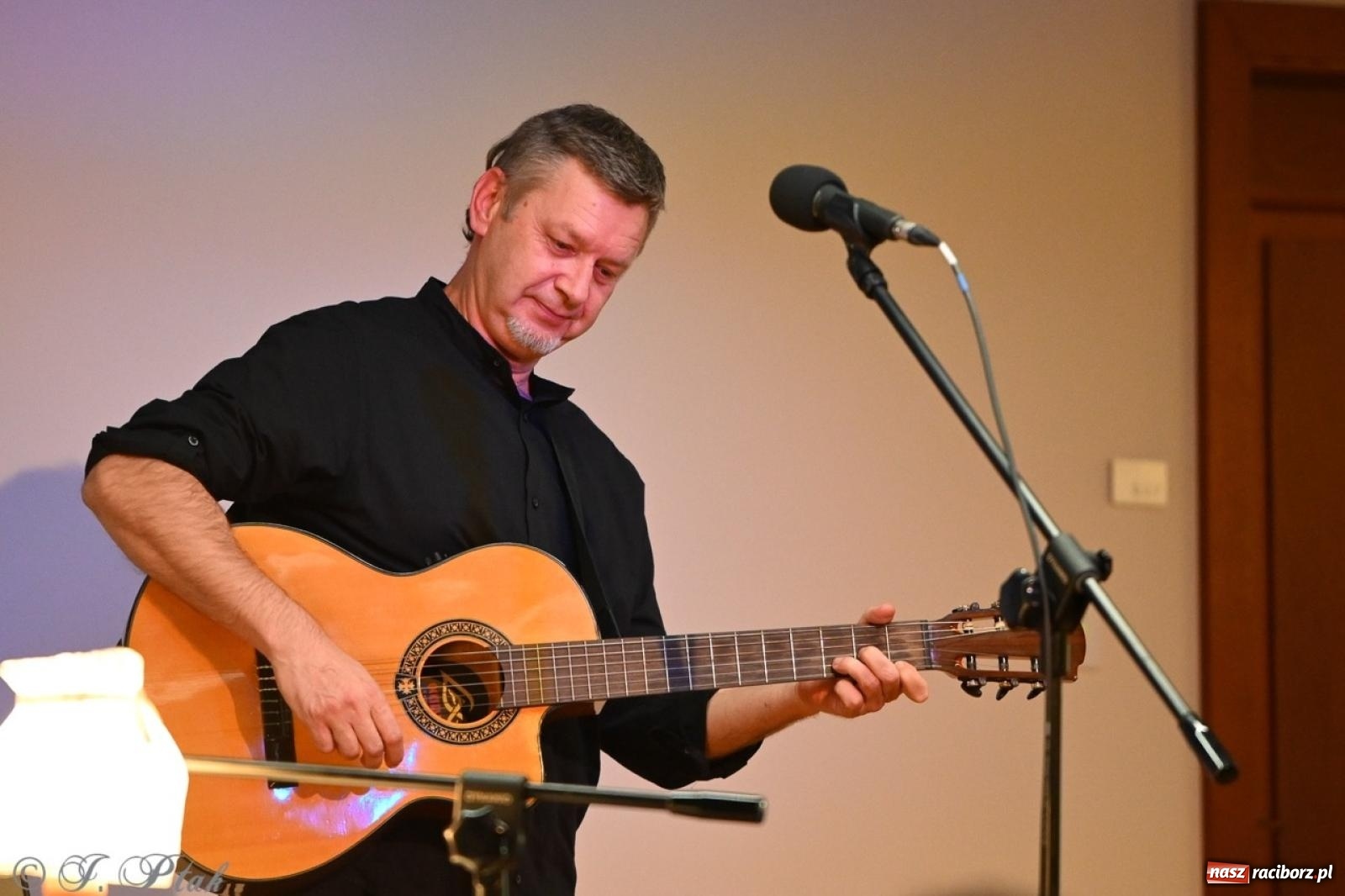 Zdjęcie w galerii na portalu naszraciborz.pl: Wieczór poezji i muzyki w Zamku Piastowskim w Raciborzu. Krzysztof Cezary Buszman i Perspektywa Okolicy wiadomości z regionu