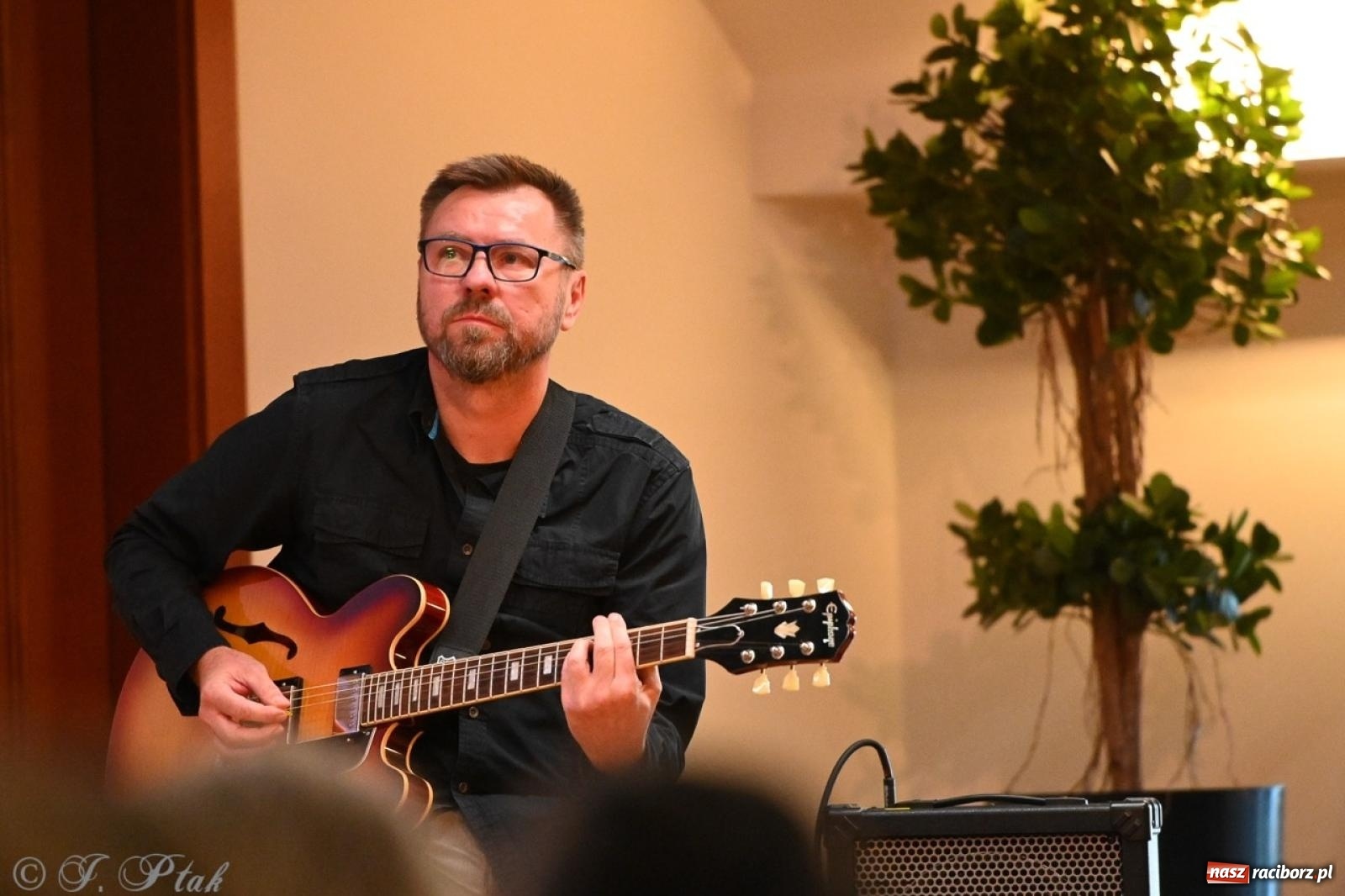 Zdjęcie w galerii na portalu naszraciborz.pl: Wieczór poezji i muzyki w Zamku Piastowskim w Raciborzu. Krzysztof Cezary Buszman i Perspektywa Okolicy wiadomości z regionu