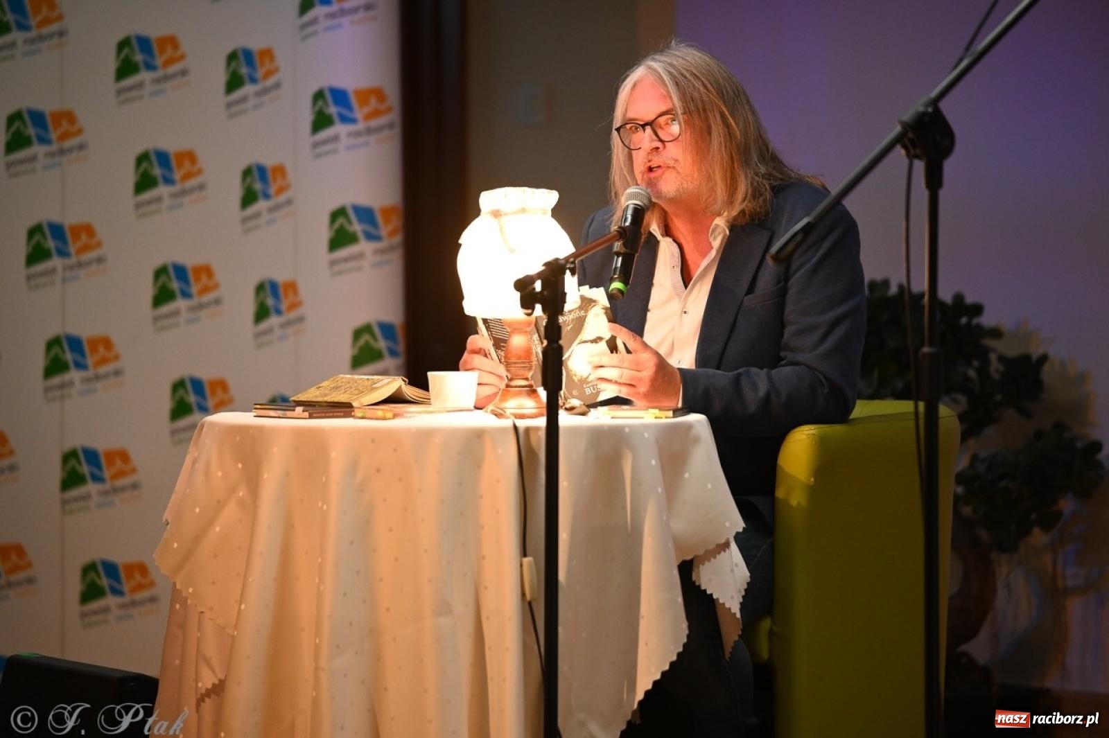 Zdjęcie w galerii na portalu naszraciborz.pl: Wieczór poezji i muzyki w Zamku Piastowskim w Raciborzu. Krzysztof Cezary Buszman i Perspektywa Okolicy wiadomości z regionu