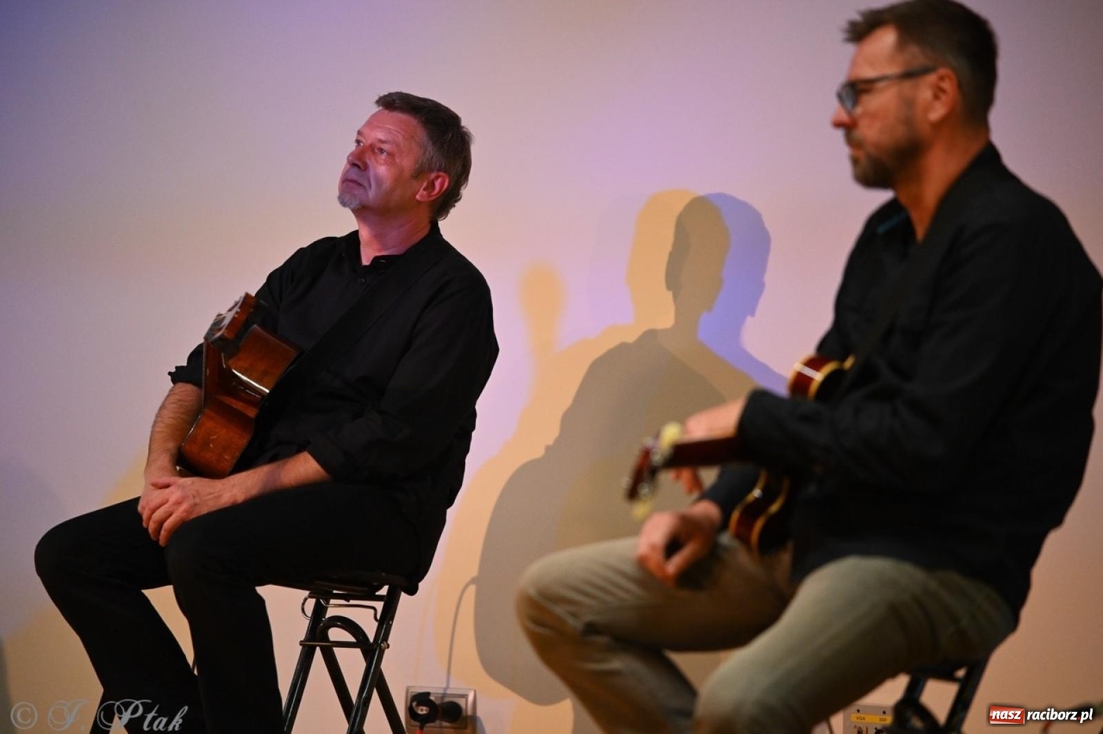 Zdjęcie w galerii na portalu naszraciborz.pl: Wieczór poezji i muzyki w Zamku Piastowskim w Raciborzu. Krzysztof Cezary Buszman i Perspektywa Okolicy wiadomości z regionu