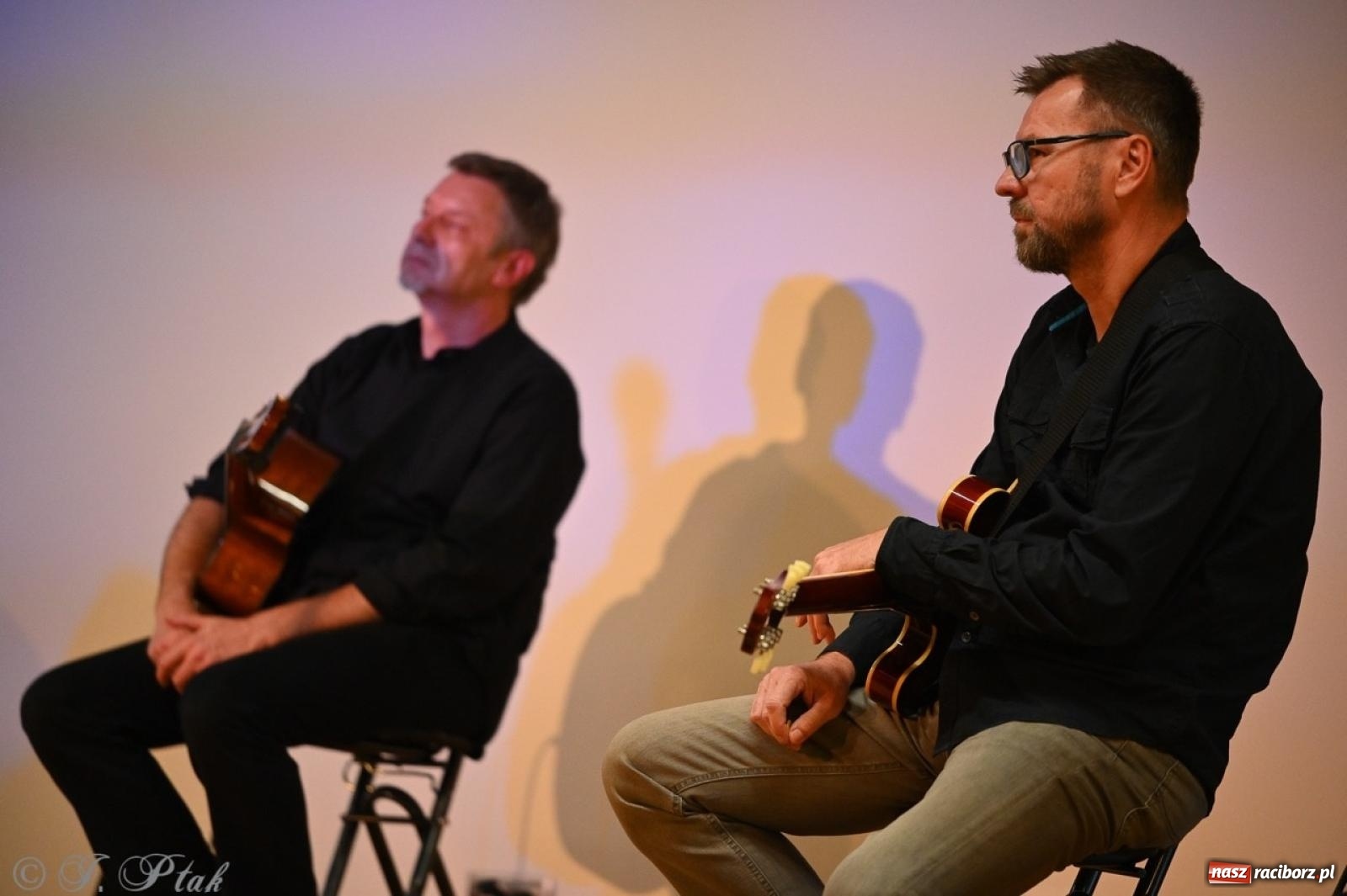 Zdjęcie w galerii na portalu naszraciborz.pl: Wieczór poezji i muzyki w Zamku Piastowskim w Raciborzu. Krzysztof Cezary Buszman i Perspektywa Okolicy wiadomości z regionu