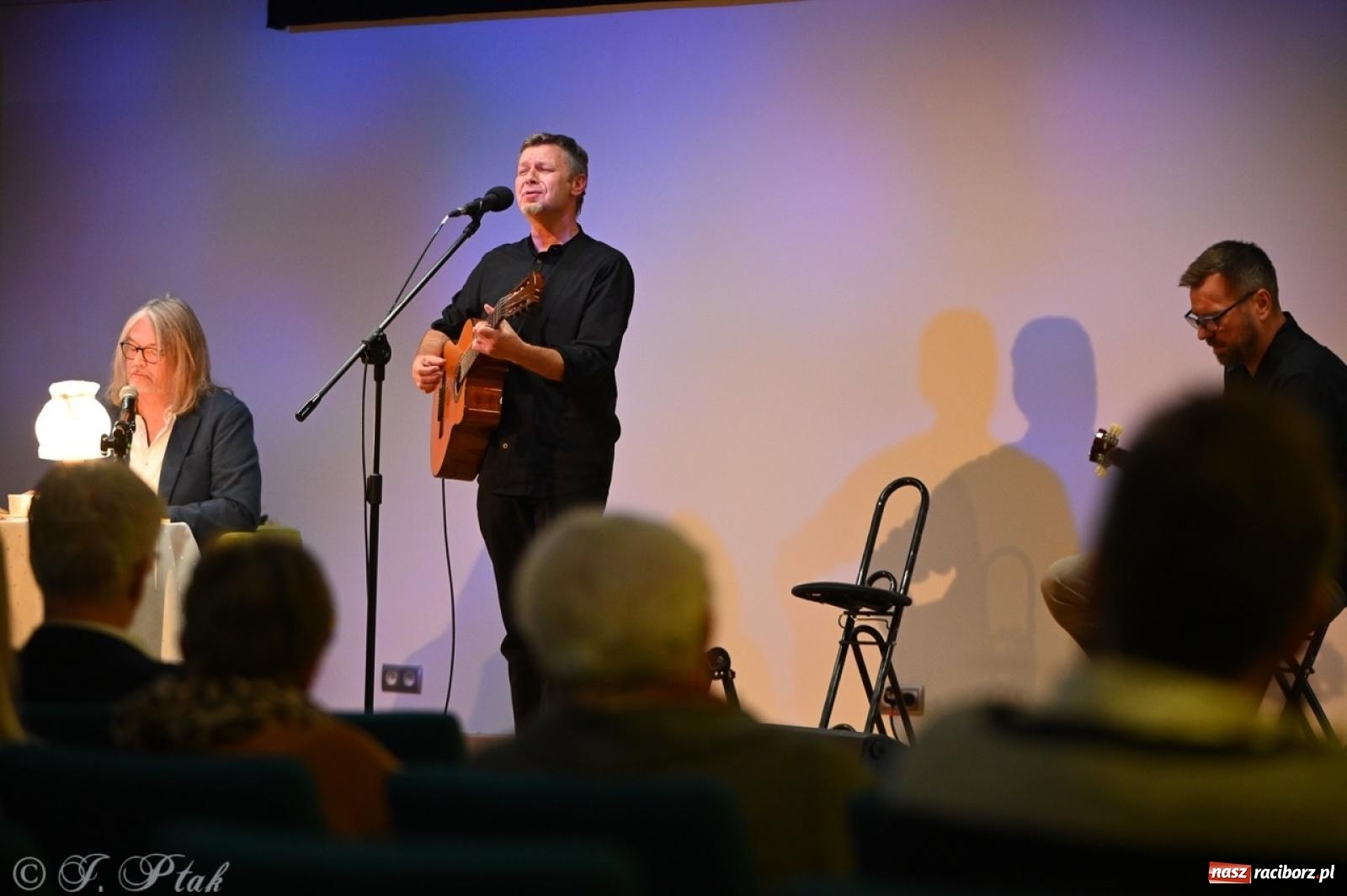 Zdjęcie w galerii na portalu naszraciborz.pl: Wieczór poezji i muzyki w Zamku Piastowskim w Raciborzu. Krzysztof Cezary Buszman i Perspektywa Okolicy wiadomości z regionu