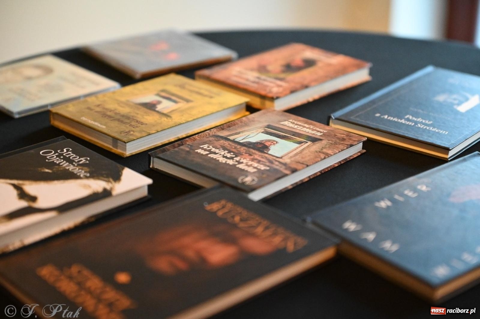 Zdjęcie w galerii na portalu naszraciborz.pl: Wieczór poezji i muzyki w Zamku Piastowskim w Raciborzu. Krzysztof Cezary Buszman i Perspektywa Okolicy wiadomości z regionu