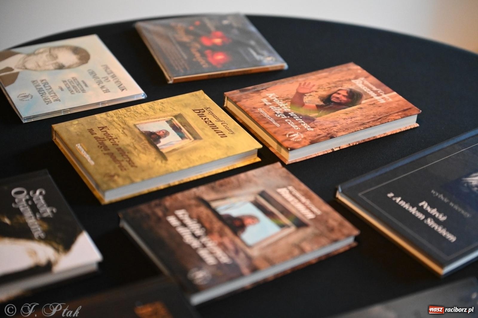 Zdjęcie w galerii na portalu naszraciborz.pl: Wieczór poezji i muzyki w Zamku Piastowskim w Raciborzu. Krzysztof Cezary Buszman i Perspektywa Okolicy wiadomości z regionu