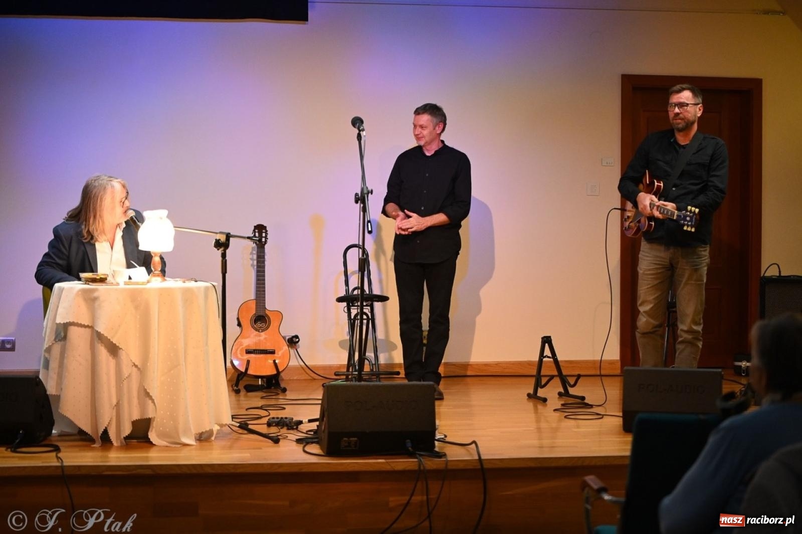 Zdjęcie w galerii na portalu naszraciborz.pl: Wieczór poezji i muzyki w Zamku Piastowskim w Raciborzu. Krzysztof Cezary Buszman i Perspektywa Okolicy wiadomości z regionu