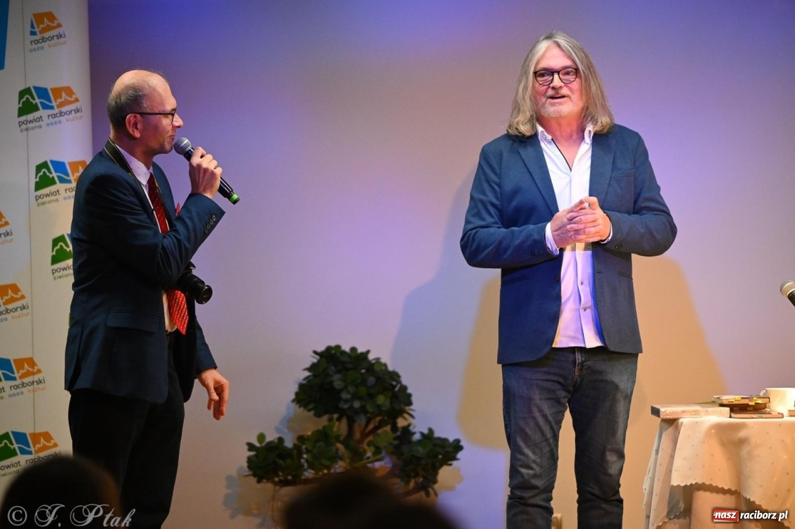 Zdjęcie w galerii na portalu naszraciborz.pl: Wieczór poezji i muzyki w Zamku Piastowskim w Raciborzu. Krzysztof Cezary Buszman i Perspektywa Okolicy wiadomości z regionu