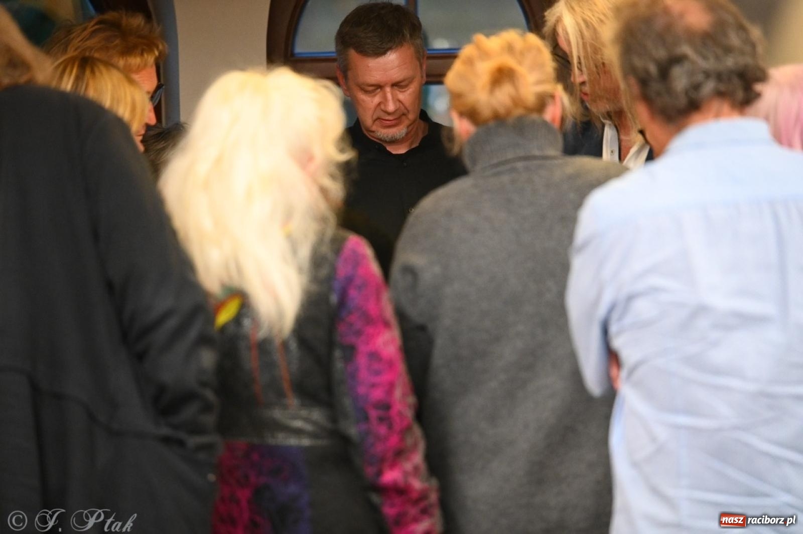 Zdjęcie w galerii na portalu naszraciborz.pl: Wieczór poezji i muzyki w Zamku Piastowskim w Raciborzu. Krzysztof Cezary Buszman i Perspektywa Okolicy wiadomości z regionu