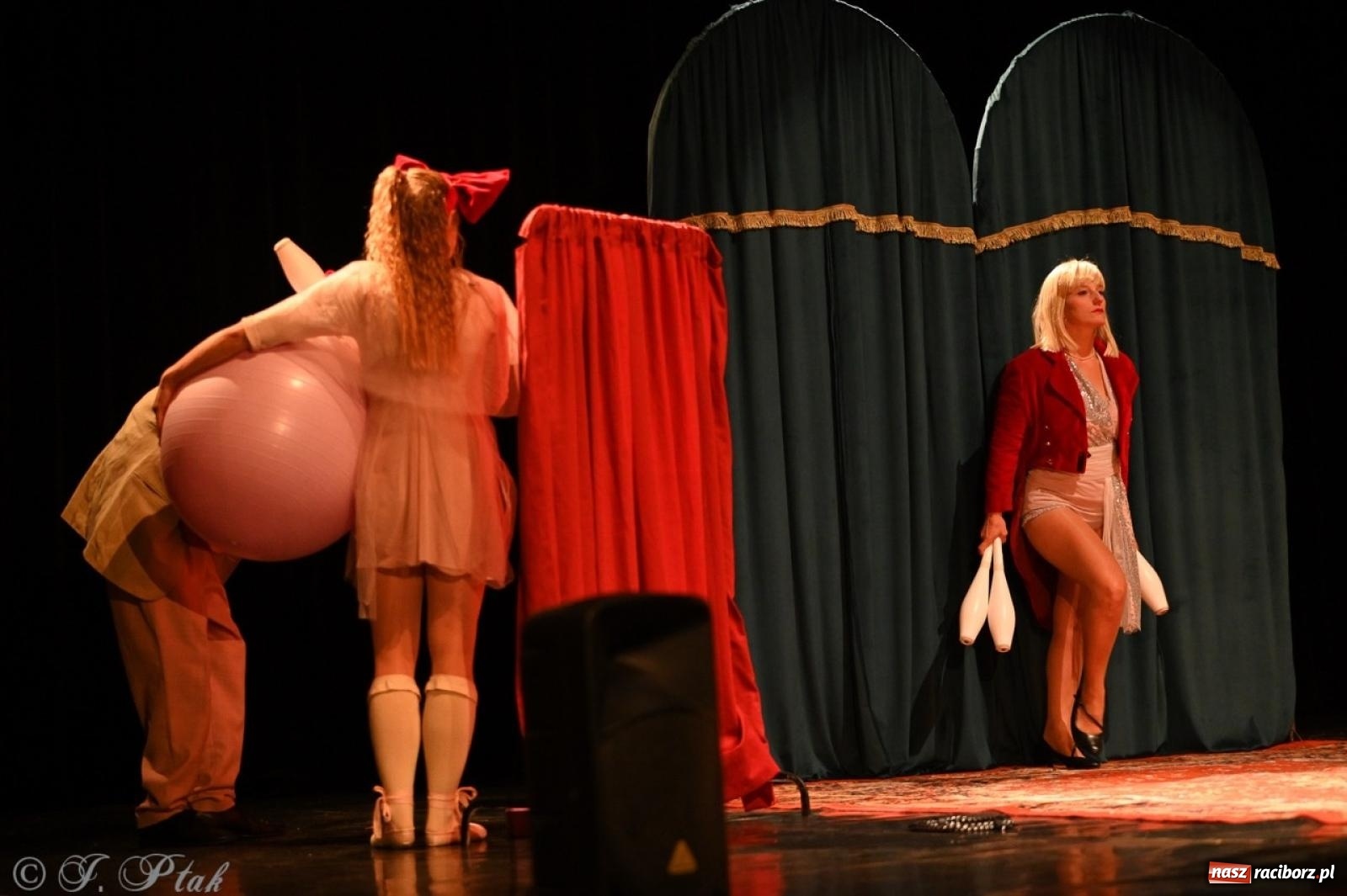 Zdjęcie w galerii na portalu naszraciborz.pl: NIE TAK TY – spektakl Kolektywu KEJOS w RCK wiadomości z regionu