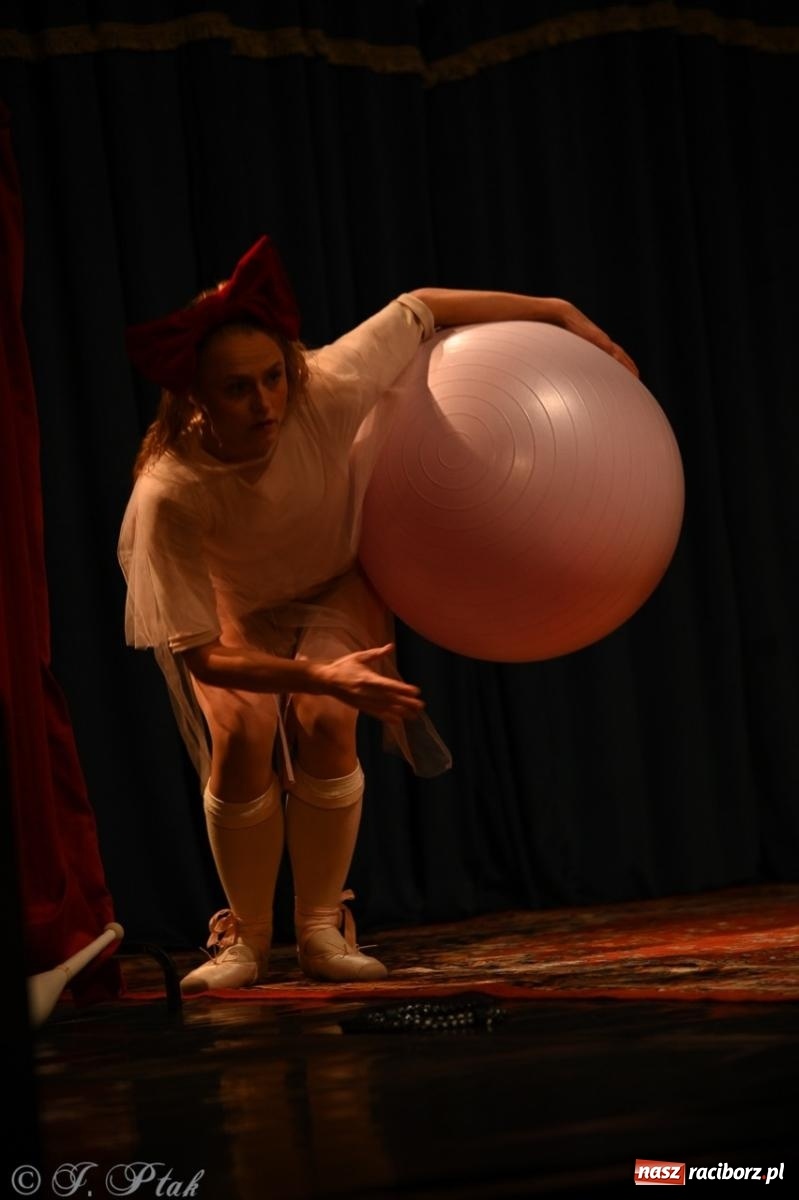 Zdjęcie w galerii na portalu naszraciborz.pl: NIE TAK TY – spektakl Kolektywu KEJOS w RCK wiadomości z regionu